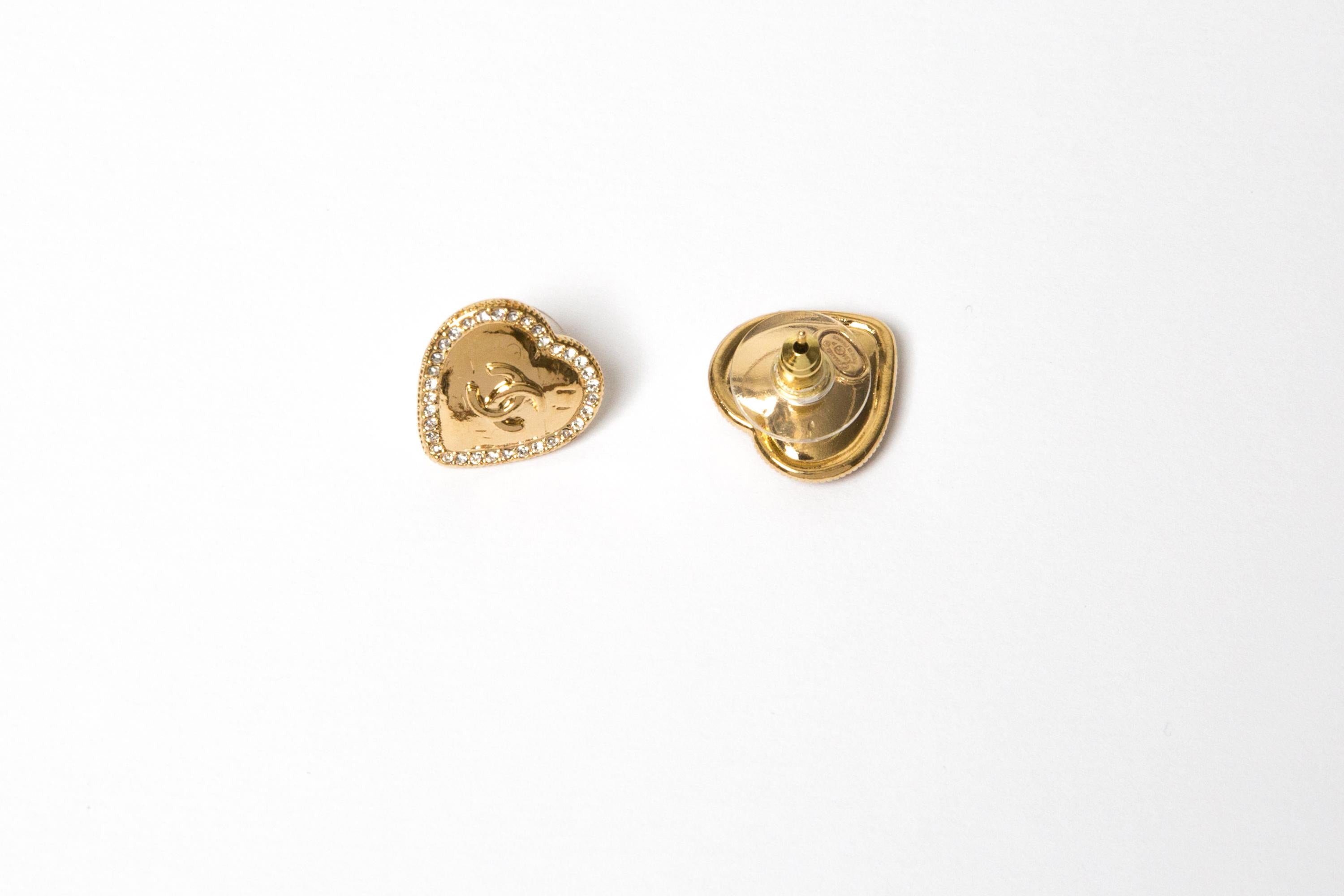 Chanel CC Gold Tone Heart Earrings In Excellent Condition For Sale In Paris, FR