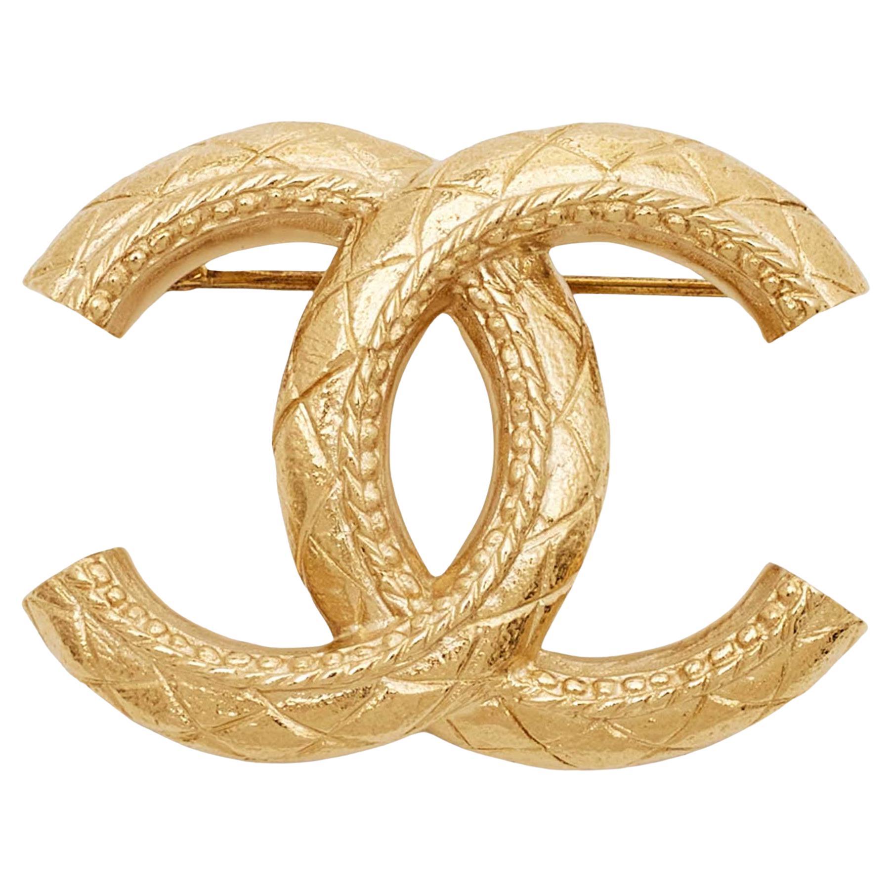 Chanel CC Broche de metal dorado en venta en 1stDibs
