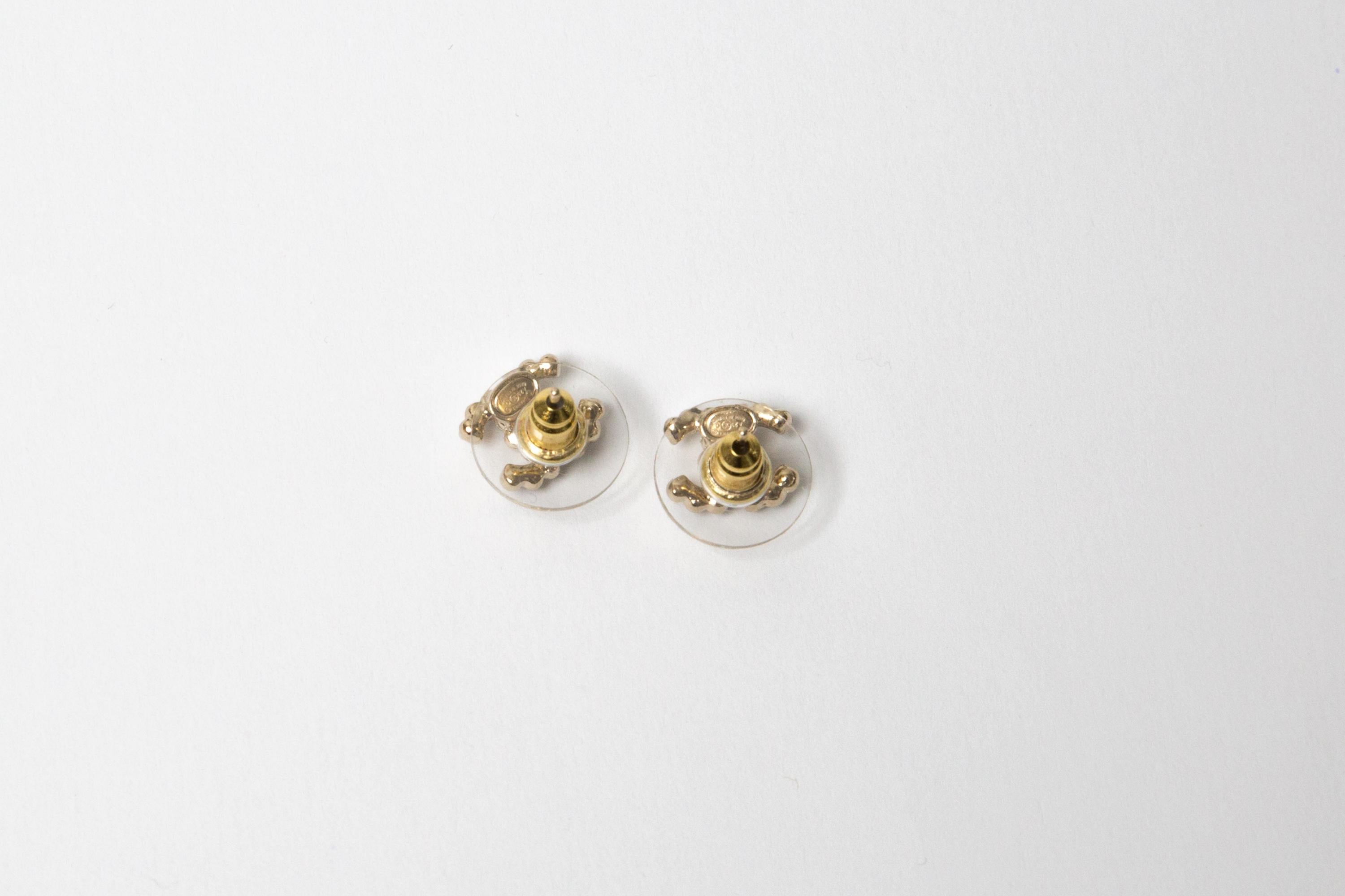 Donna Orecchini Chanel CC con mini perle finte in tonalità oro in vendita