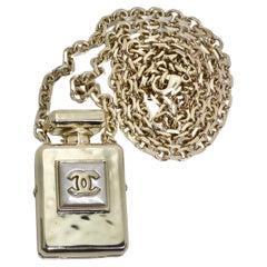 Chanel CC Goldfarbene Parfümflaschen-Medaillon-Halskette, CC