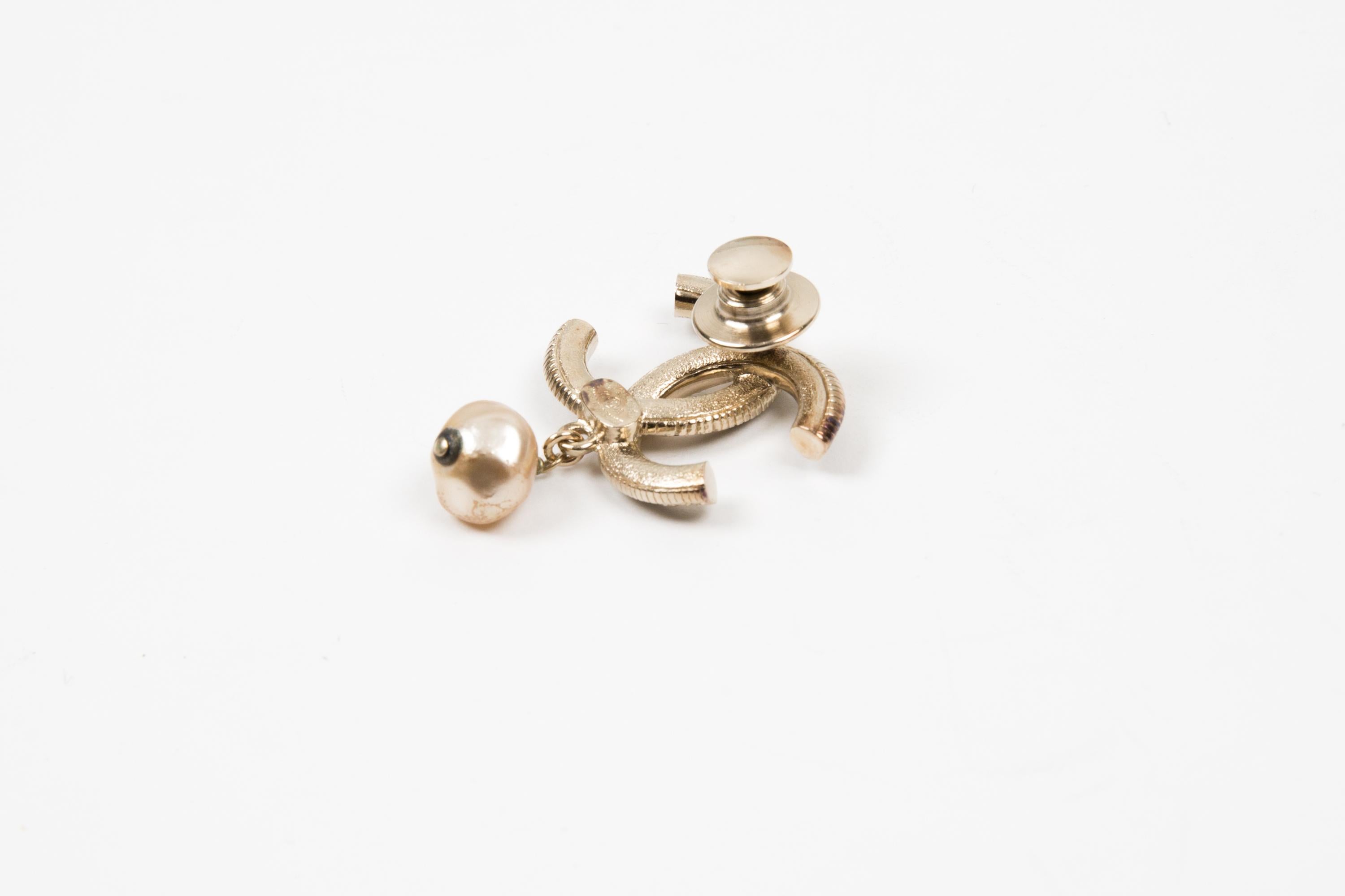 Chanel CC Goldfarbene Pin-Brosche im Zustand „Gut“ im Angebot in Paris, FR
