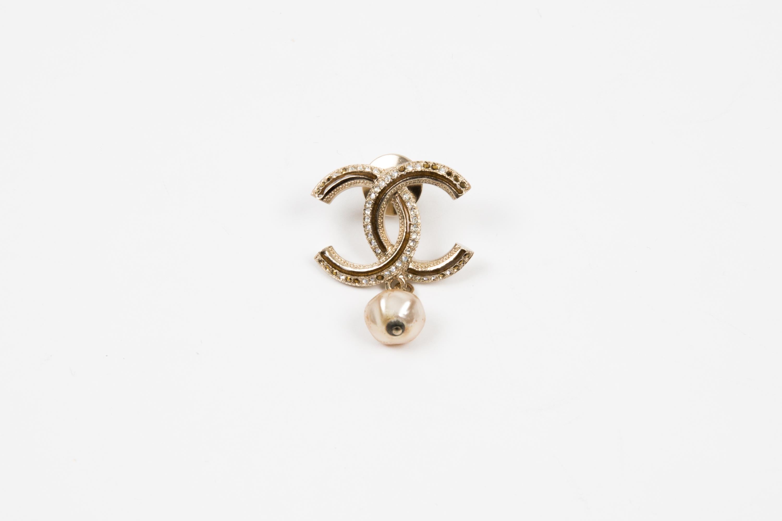 Chanel CC Goldfarbene Pin-Brosche im Angebot 1