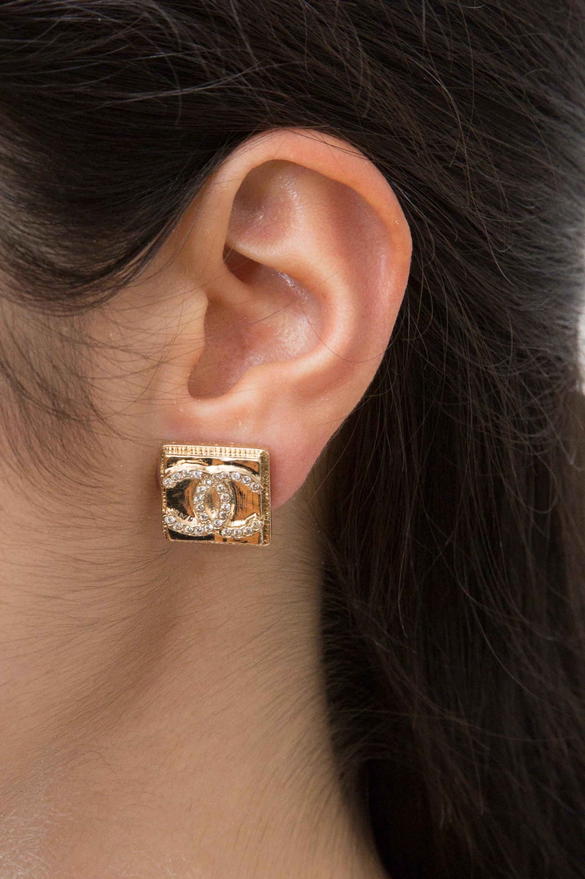 Chanel CC gold-tone square “CC” earrings featuring crystal embellishment, a signature interlocking CC logo, back plaque pitted. They come as a pair. 
Circa 2010s  Made in France
0.6in (1.5cm) X 0.6in (1.5cm)
Excellent vintage condition. Made in