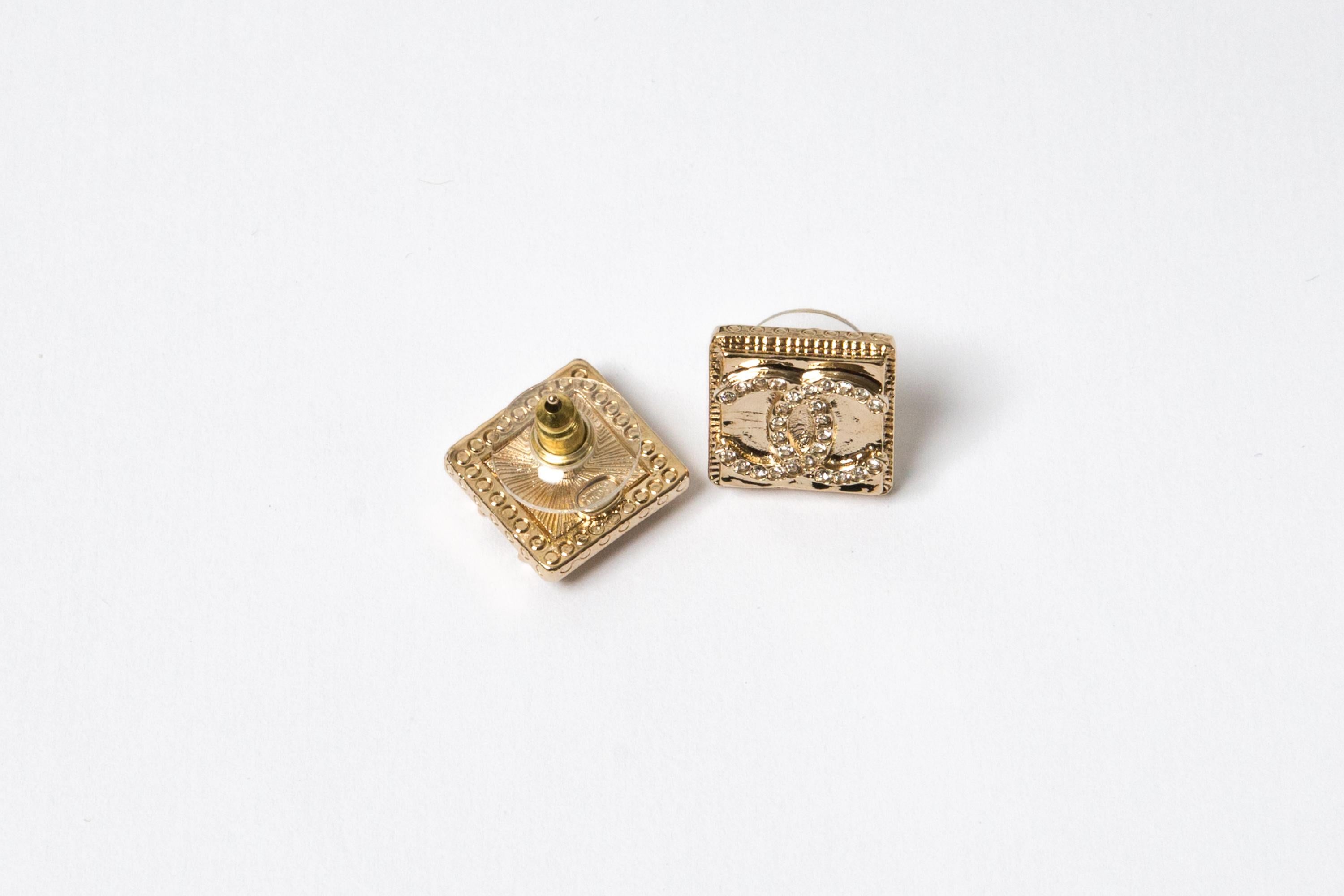 Chanel CC Gold Tone Square Earrings In Excellent Condition For Sale In Paris, FR