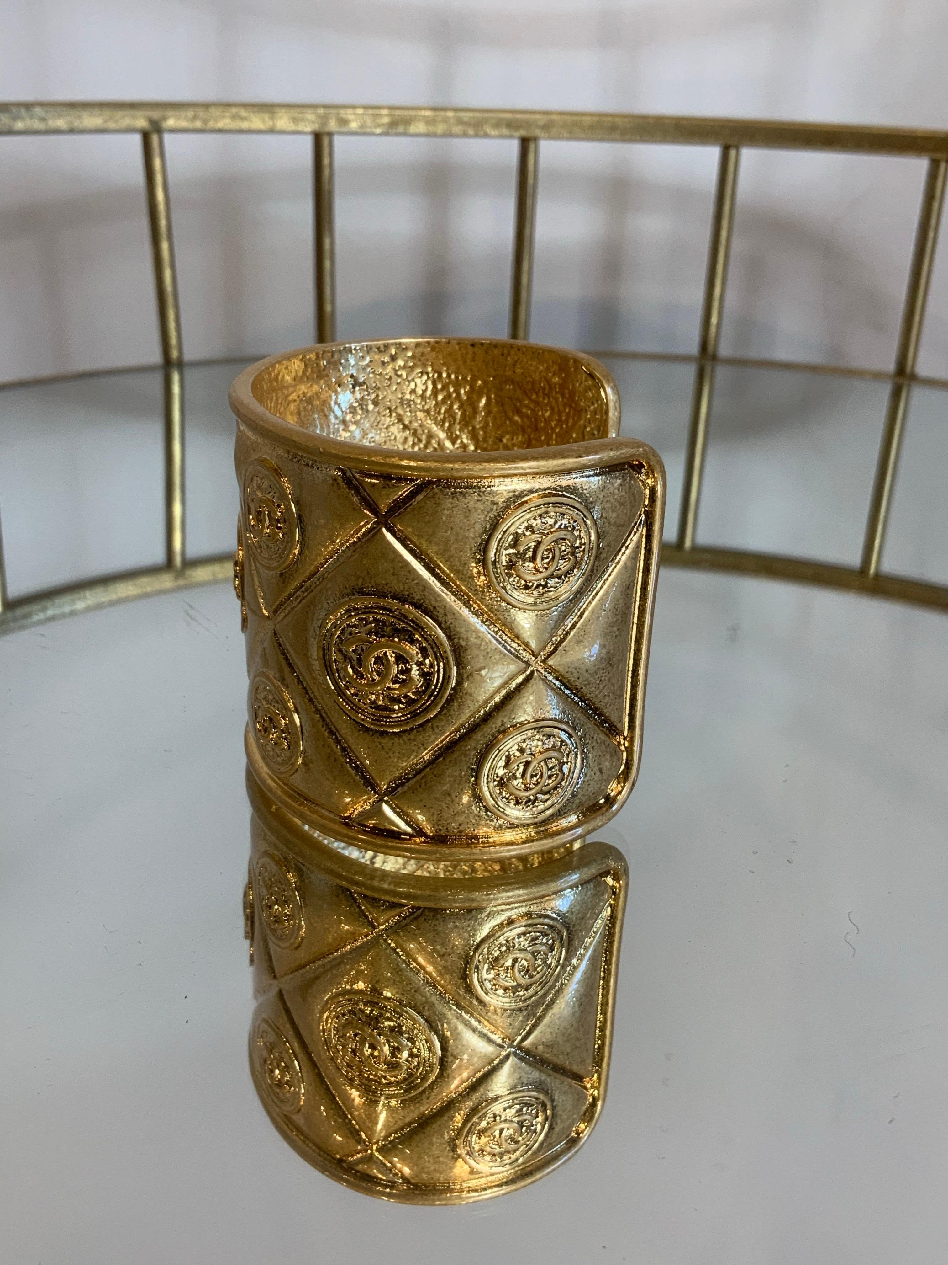 Pulsera dorada de Chanel.
Por Karl Lagerfeld.
5 cm de altura
6.5 cm de ancho
Excelente estado, como nuevo
Viene con caja y polvo.