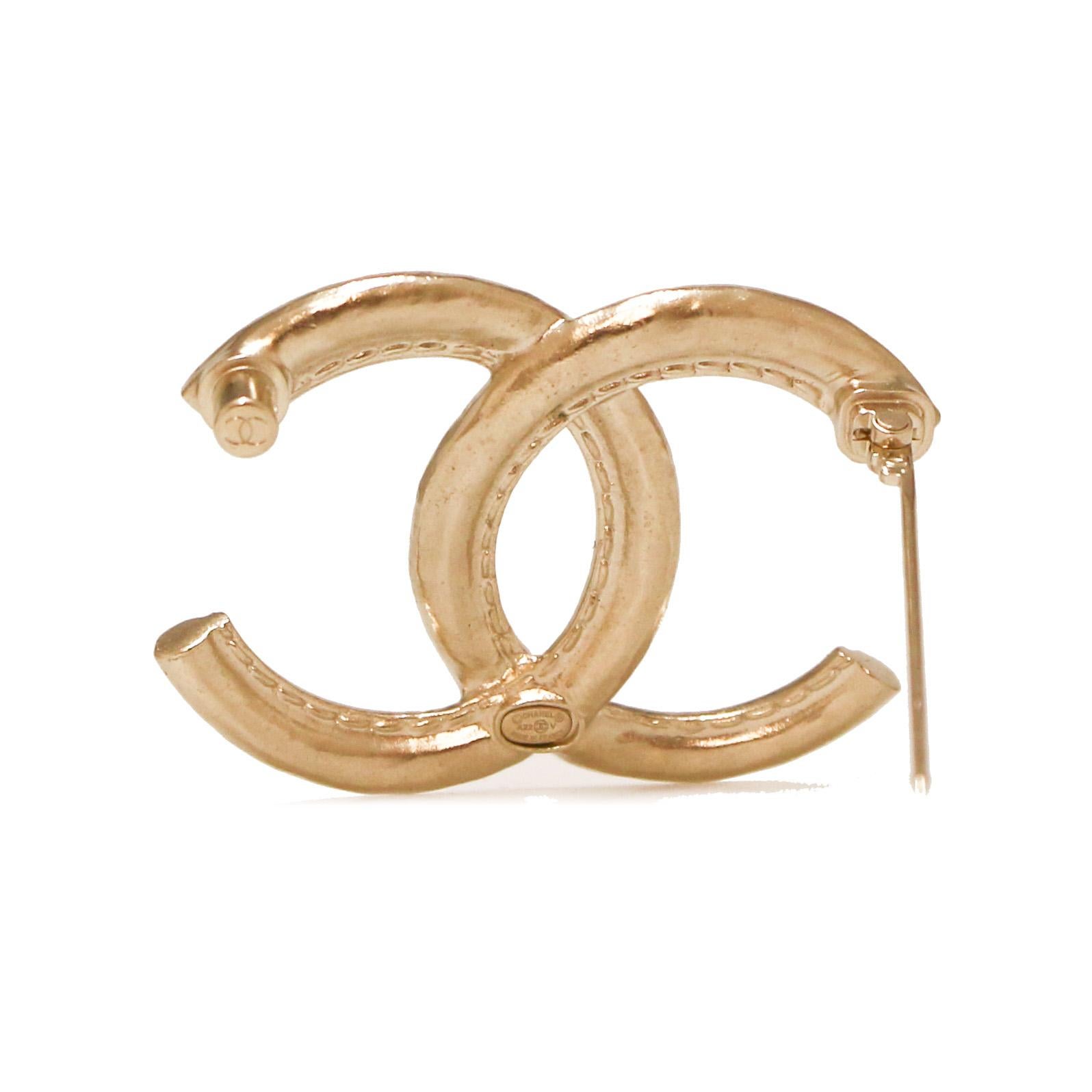 Stunning gold Chanel CC brooch 
Condition : excellent
Made in France
Material : gold plated metal
Color : golden
Dimensions : 5 x 3 cm
Hardware : gold plated metal
Stamp : yes
Year : autumn winter 2022 
Details : iconic CC with small details on the