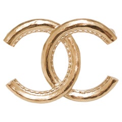 Broche CC dorée Chanel