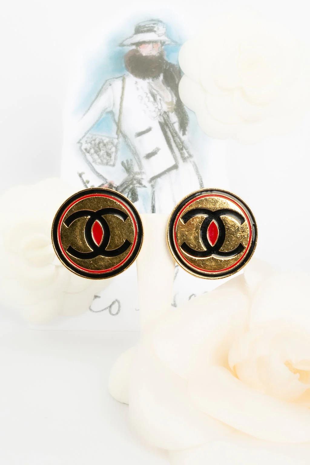 Chanel -Golden enamelled metal clip earrings. Presence of scratches on the metal.

Additional information:
Dimensions: Ø 3.5 cm

Condition: 
Good condition

Seller Ref number: BOB3