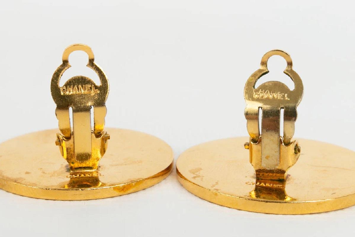Women's Chanel CC Golden Enamelled Metal Clip Earrings For Sale