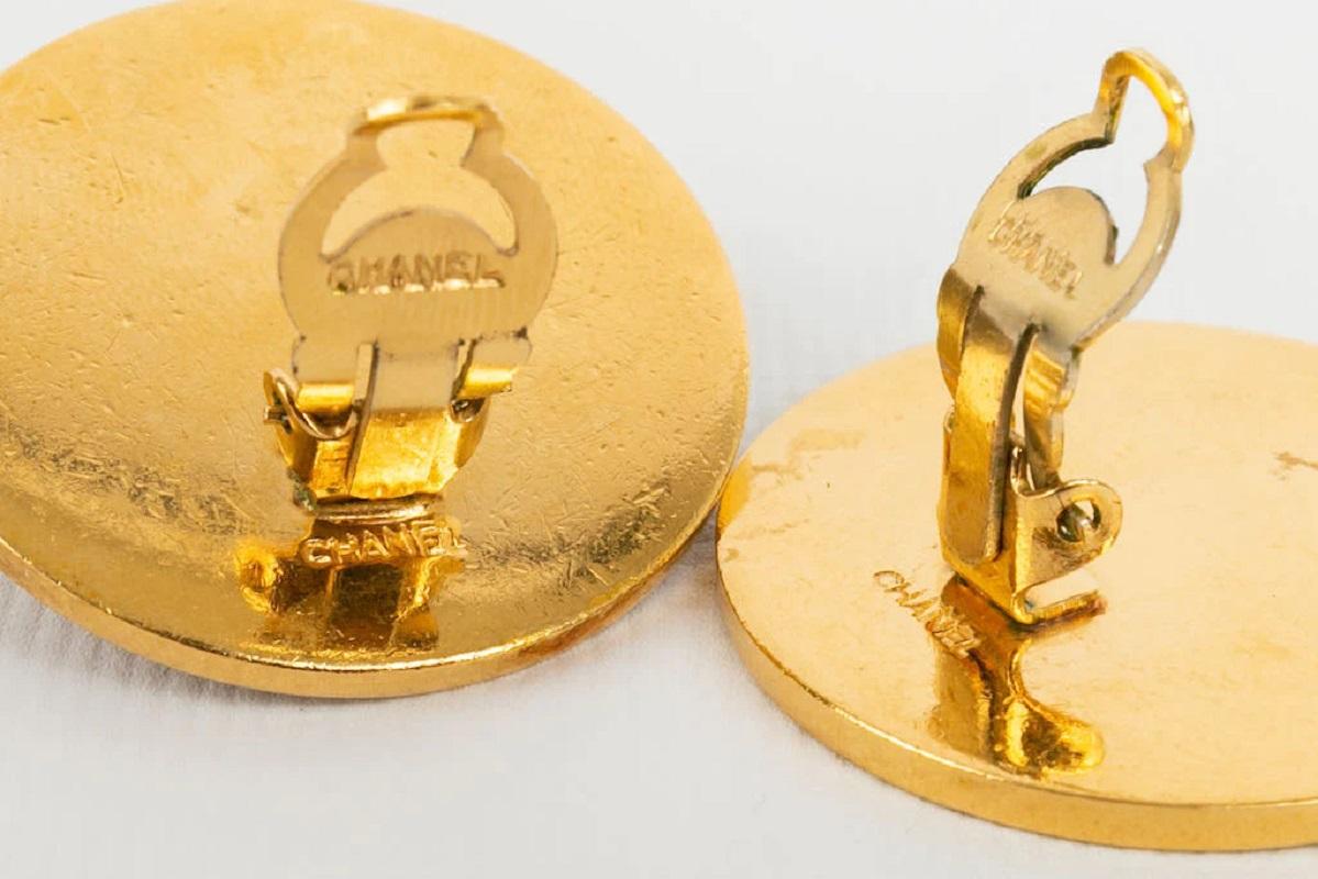 Chanel CC Goldene emaillierte Metall-Ohrclips im Angebot 1