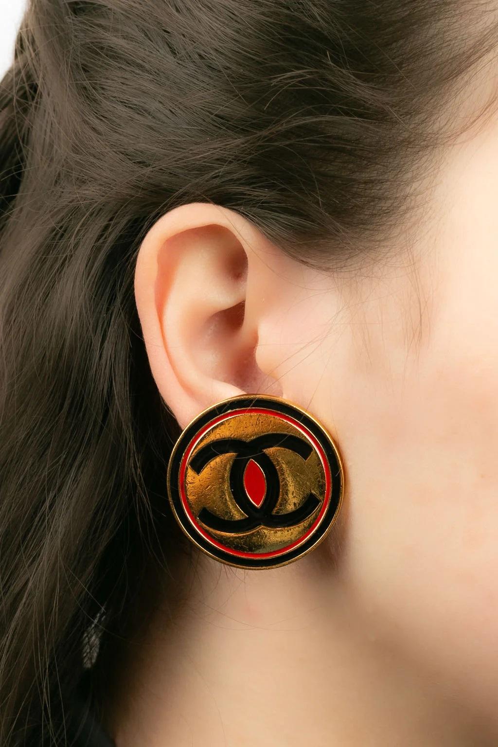 Chanel CC Golden Enamelled Metal Clip Earrings For Sale 3