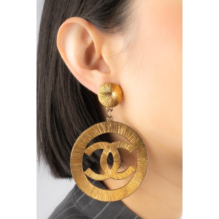 Chanel - (Made in France) Orecchini in metallo dorato. Collezione 2cc7.

Informazioni aggiuntive:
Condizioni: Ottime condizioni
Dimensioni: Altezza: 9 cm

Riferimento del venditore: BOB41
