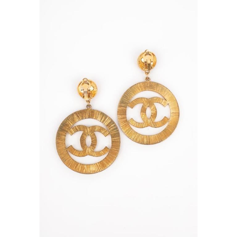 Chanel CC  Orecchini in metallo dorato in vendita 1