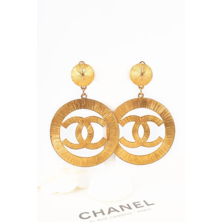 Chanel CC  Orecchini in metallo dorato in vendita 3