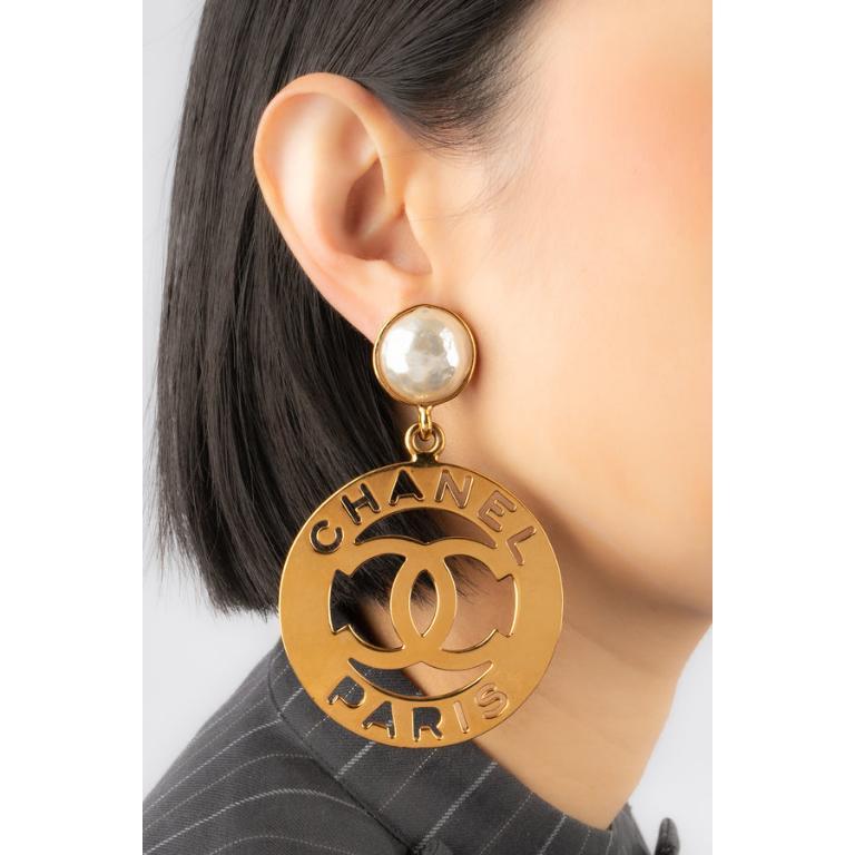 Chanel - (Made in France) Orecchini traforati in metallo dorato con cabochon di perle in costume.

Informazioni aggiuntive:
Condizioni: Ottime condizioni
Dimensioni: Altezza: 9,5 cm

Riferimento del venditore: BOB49
