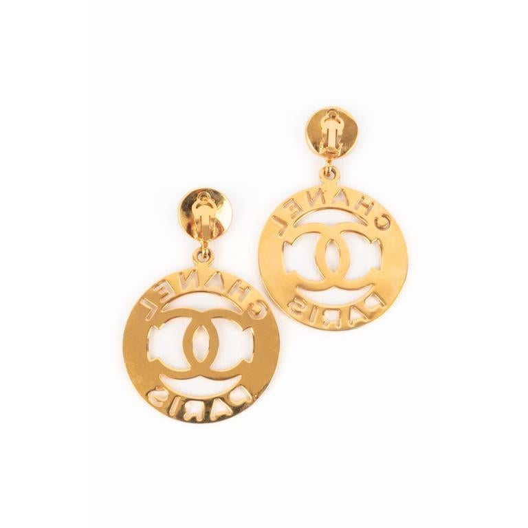 Orecchini Chanel CC in metallo dorato traforato con cabochon di perle in costume in vendita 1