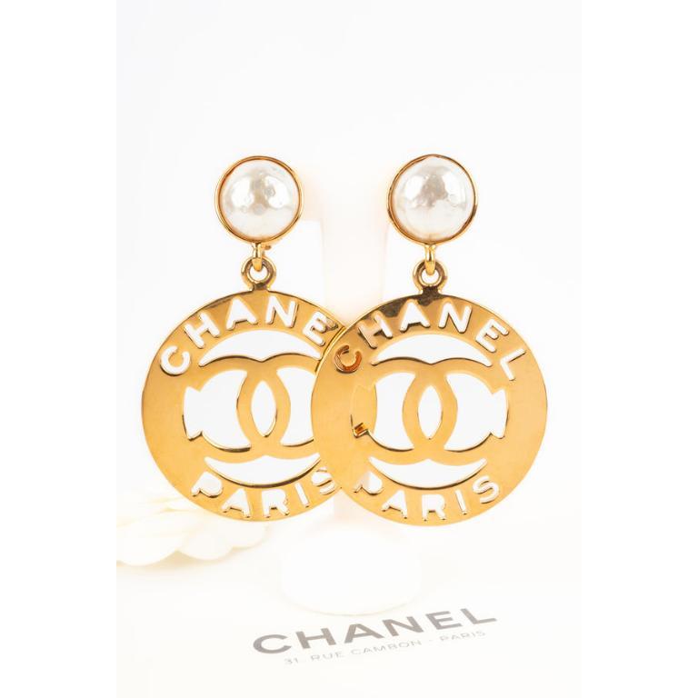 Orecchini Chanel CC in metallo dorato traforato con cabochon di perle in costume in vendita 4