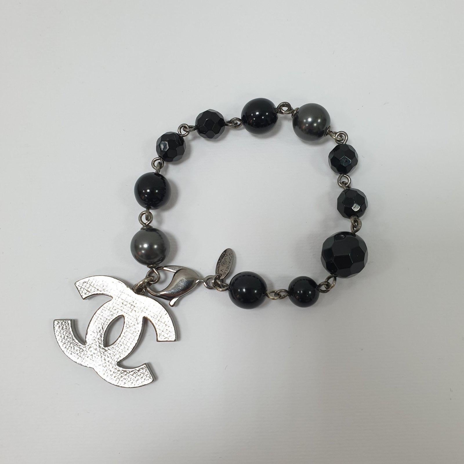 Chanel CC Graues und schwarzes Silberarmband aus Kunstperlen in Silbertönen im Zustand „Gut“ im Angebot in Krakow, PL