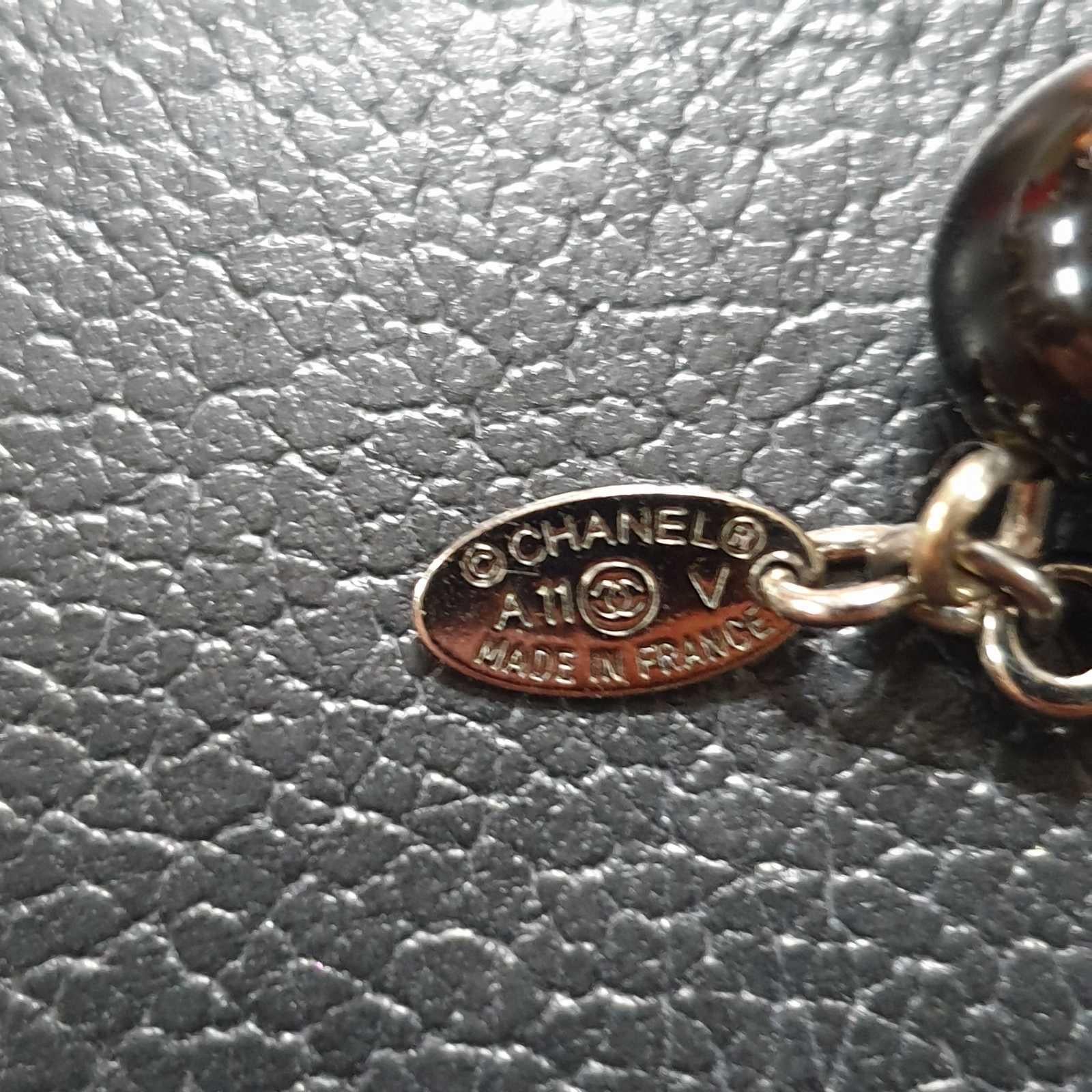 Chanel CC Graues und schwarzes Silberarmband aus Kunstperlen in Silbertönen im Angebot 1