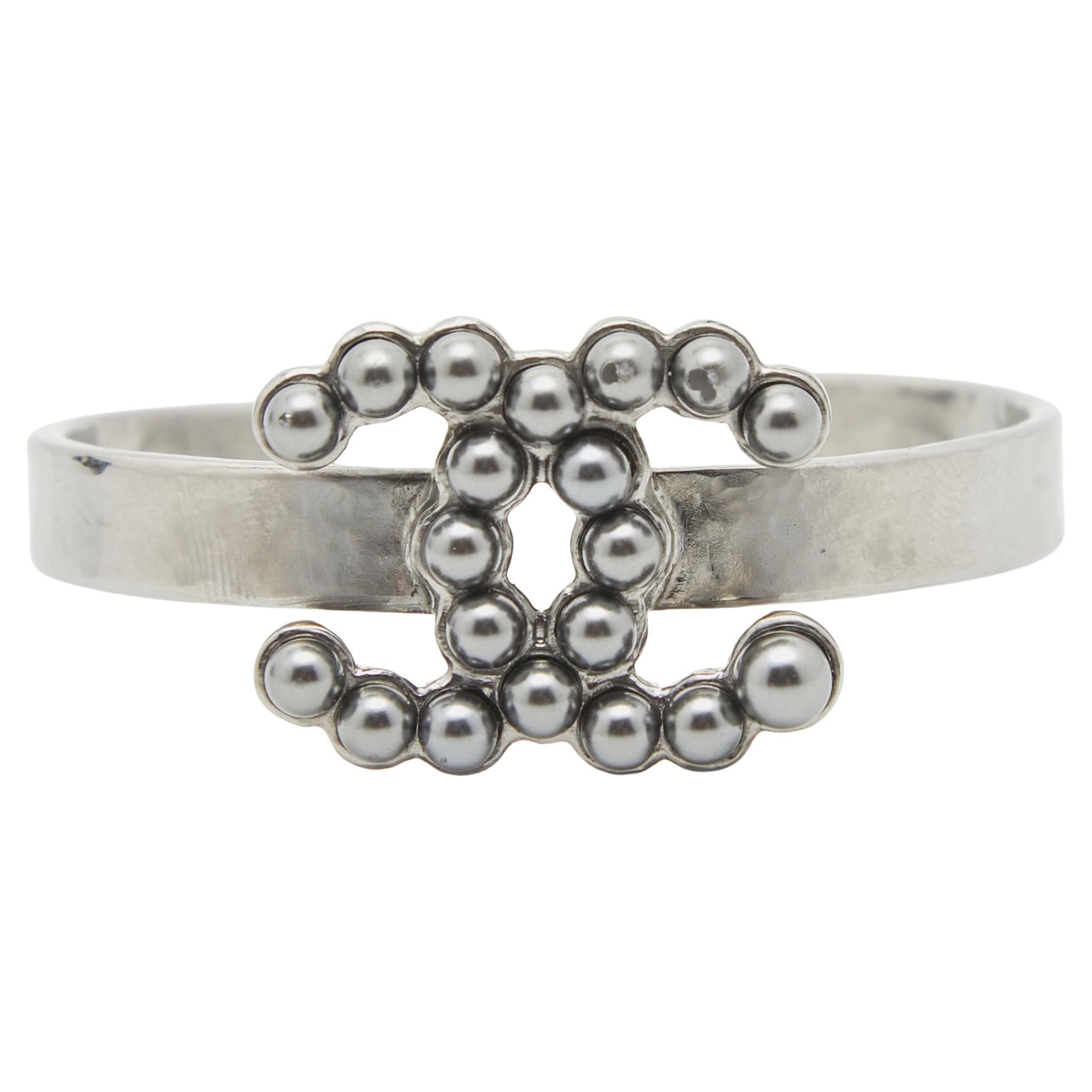 Chanel - Bracelet CC gris en fausses perles, ton bronze en vente