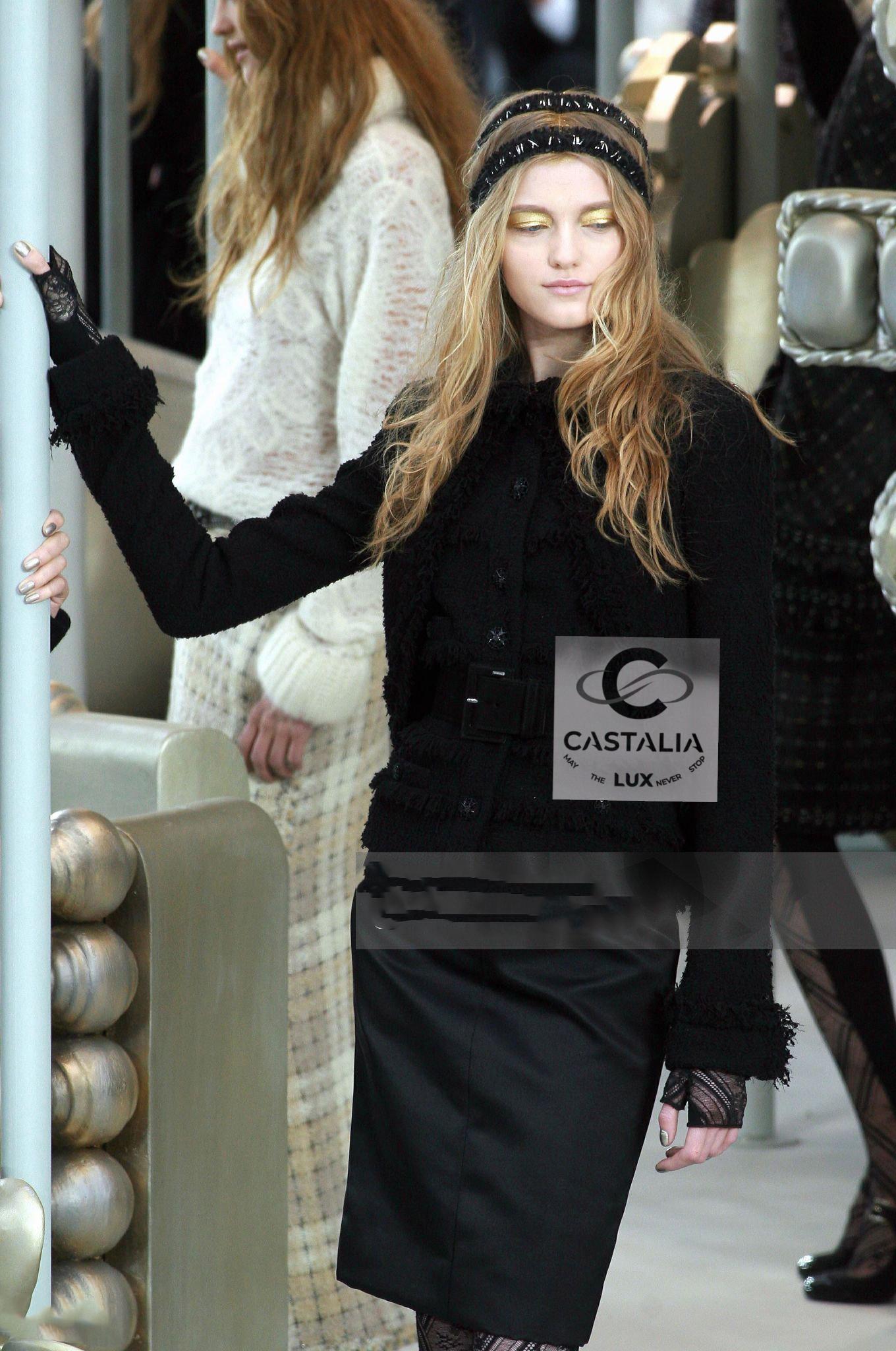 Timeless Chanel black boucle tweed jacket with Gripoix jewel buttons ~ elegance & style beyond time and trends!
Size mark 40 FR / Condition: never worn
- most iconic 4-flap-pockets silhouette
- made of luxurious tweed made of wool & silk
- black