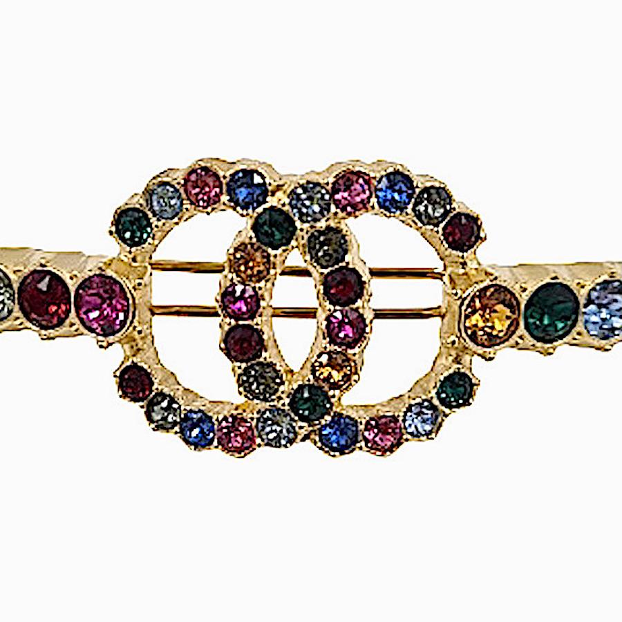 CHANEL CC Haarspange aus vergoldetem Metall und mehrfarbigen Strasssteinen.
Nie getragen
Hergestellt in Frankreich.
Abmessungen: 8 x 2cm
Briefmarkengeschenk, Collection'S 2020

Wird in einem nicht-originalen Staubbeutel geliefert.