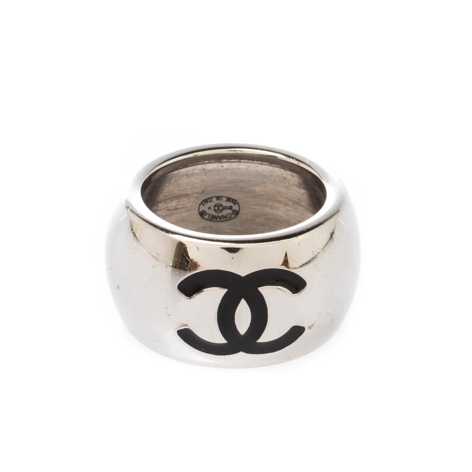 Beautifully sculpted from silver-tone metal, this Chanel piece is bent into a smooth wide band. It has smooth lines and curves with a resin heart detail and the CC logos for a signature touch. It can be worn solo with casual outfits.

Includes: