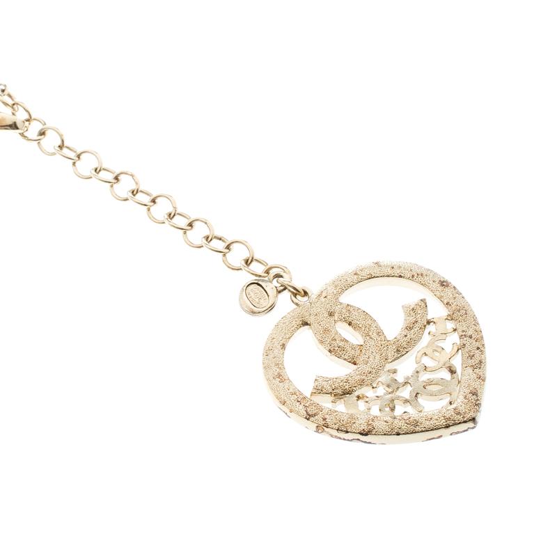 Chanel CC Heart Faux Pearl & Crystal Gold Tone Necklace In Good Condition In Dubai, Al Qouz 2