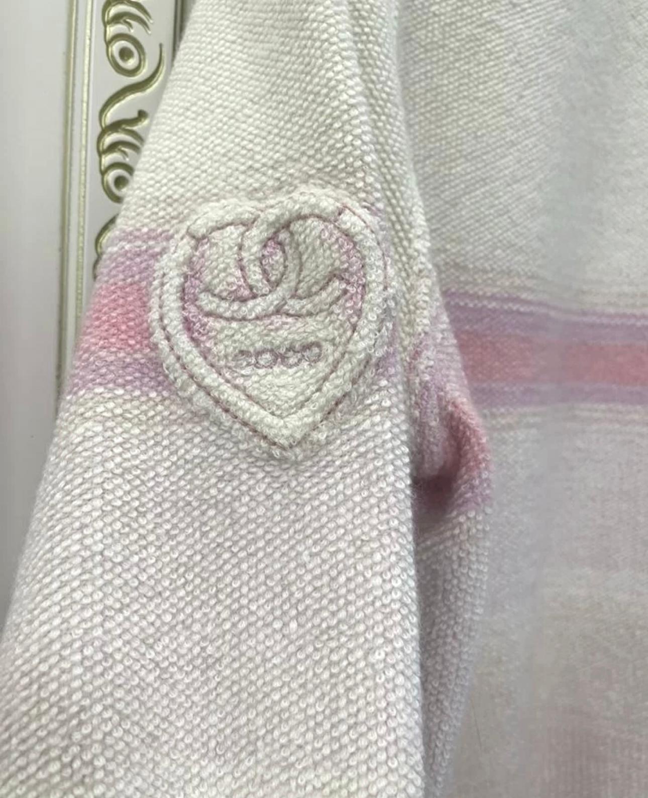 Chanel ecrufarbener, dicker Kaschmir-Pullover mit CC Heart Patch am Ärmel -- aus der Paris / MIAMI Cruise COolection.
Größenbezeichnung 42 FR.