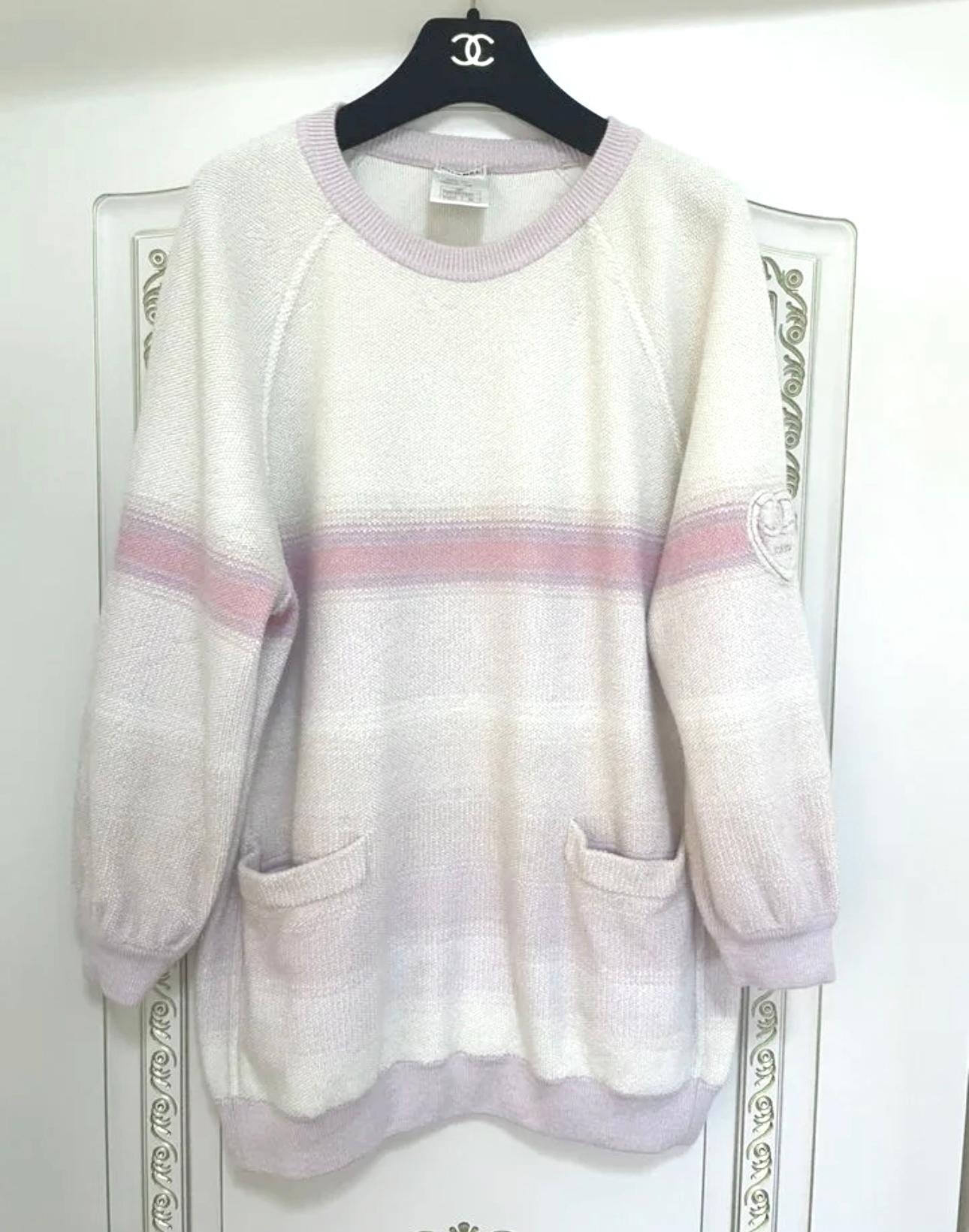 Chanel CC Heart Patch Cashmere Jumper In Excellent Condition For Sale In Dubai, AE