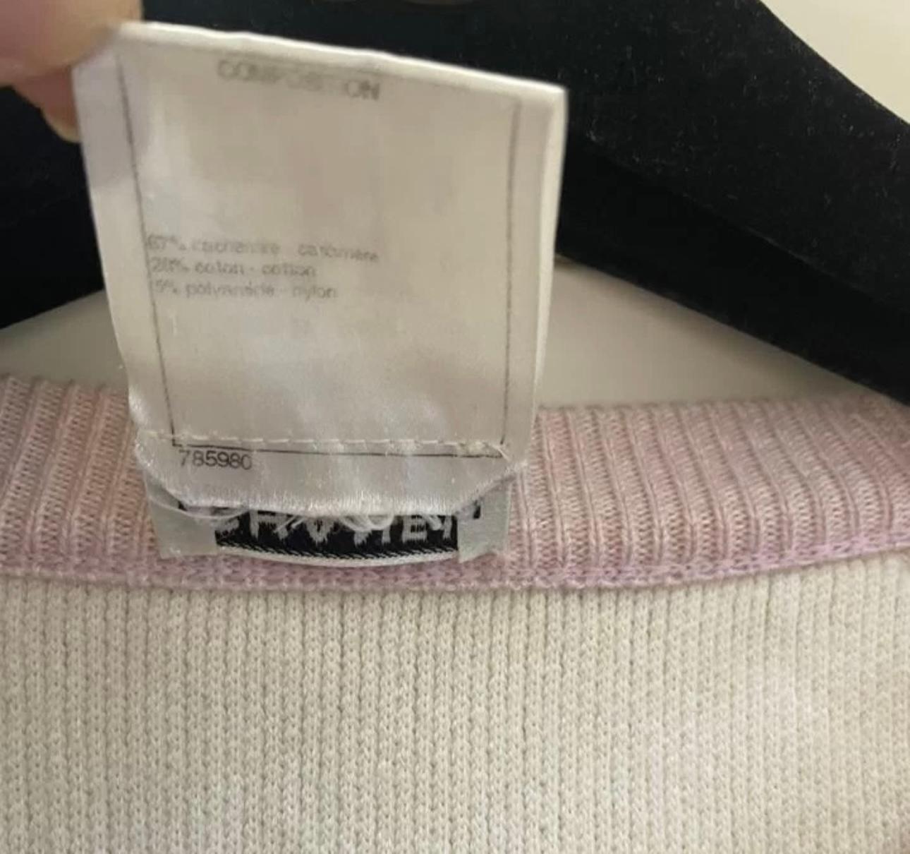 Chanel - Pull en cachemire à patchs en forme de cœur CC en vente 2