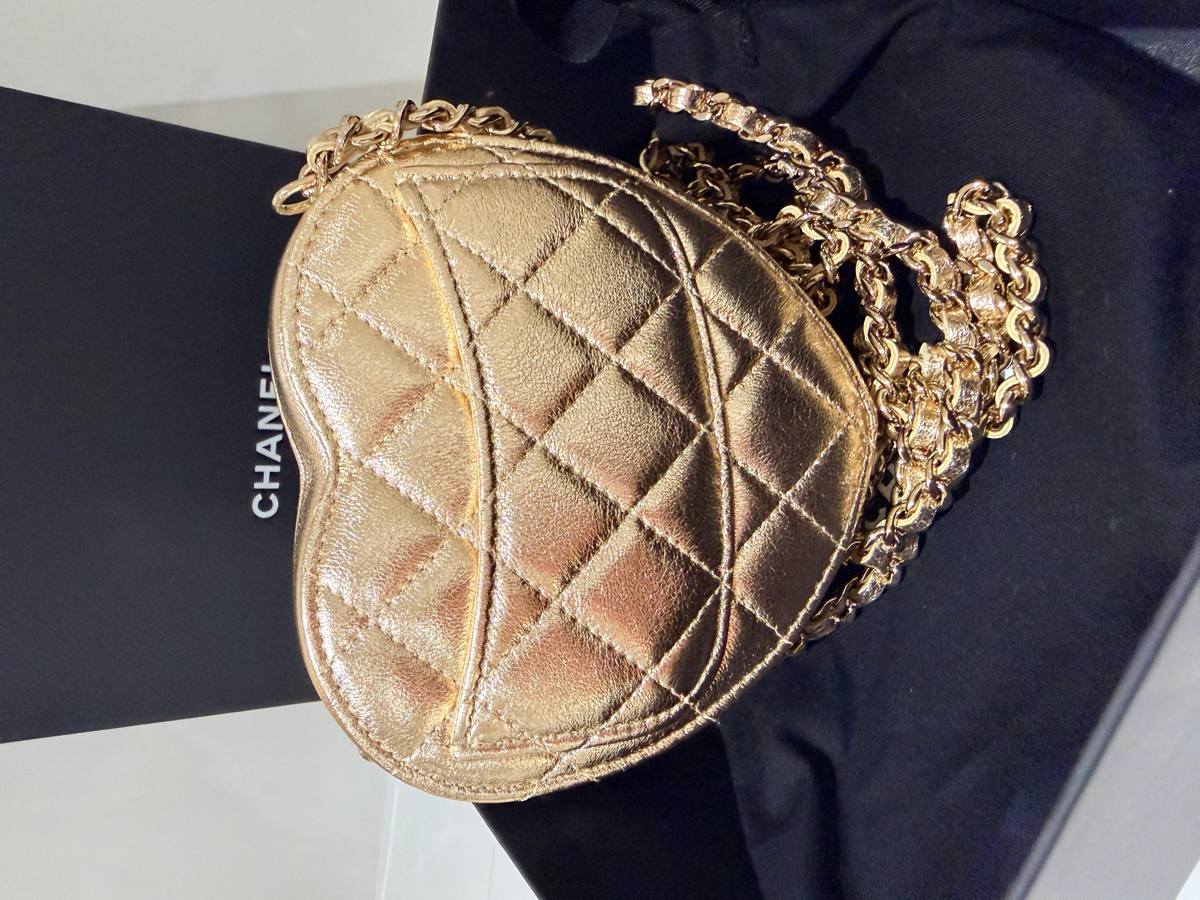 da uomo o donna Chanel CC Heart piccola frizione in oro in vendita