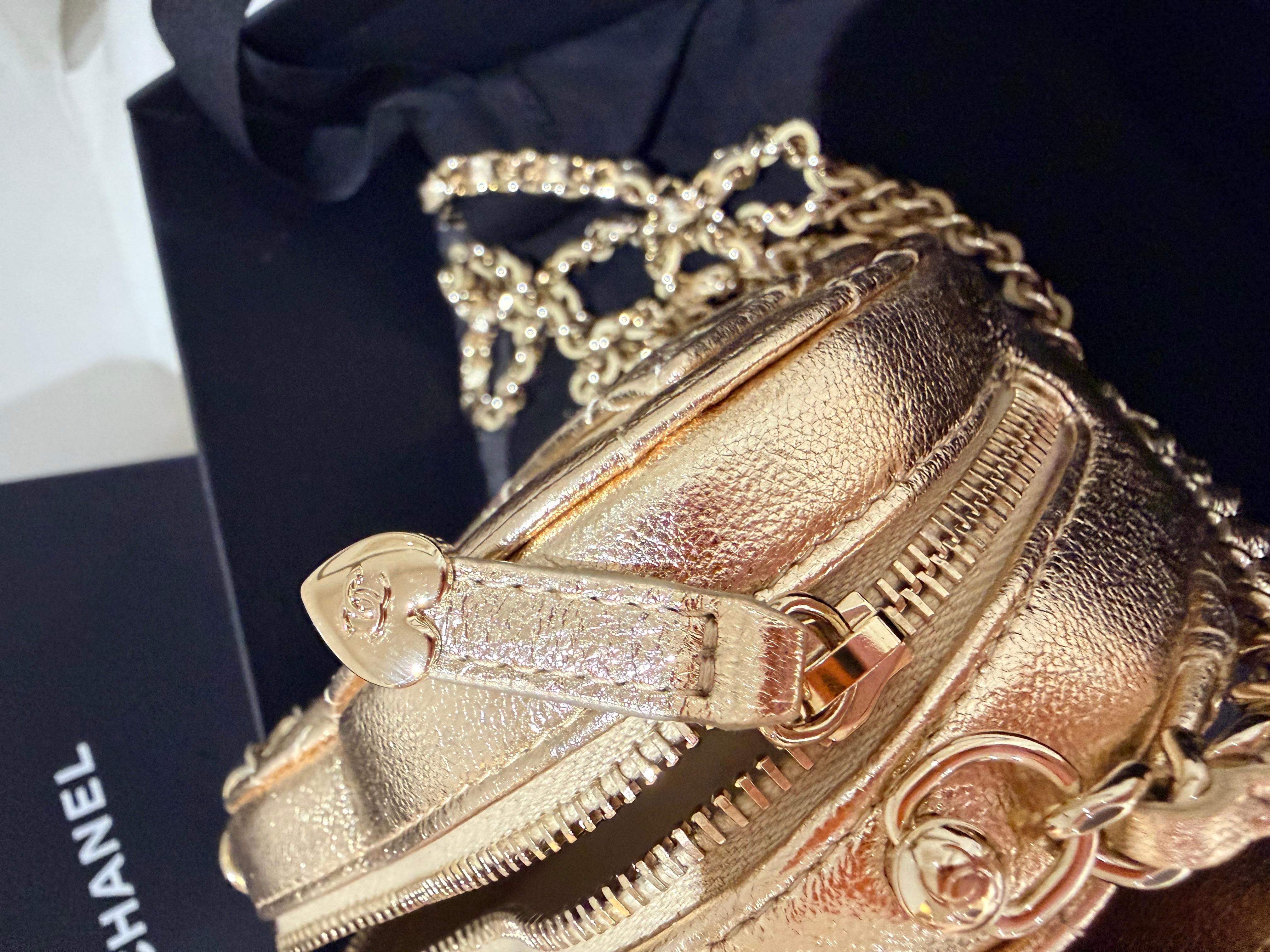 Chanel CC Heart piccola frizione in oro in vendita 1