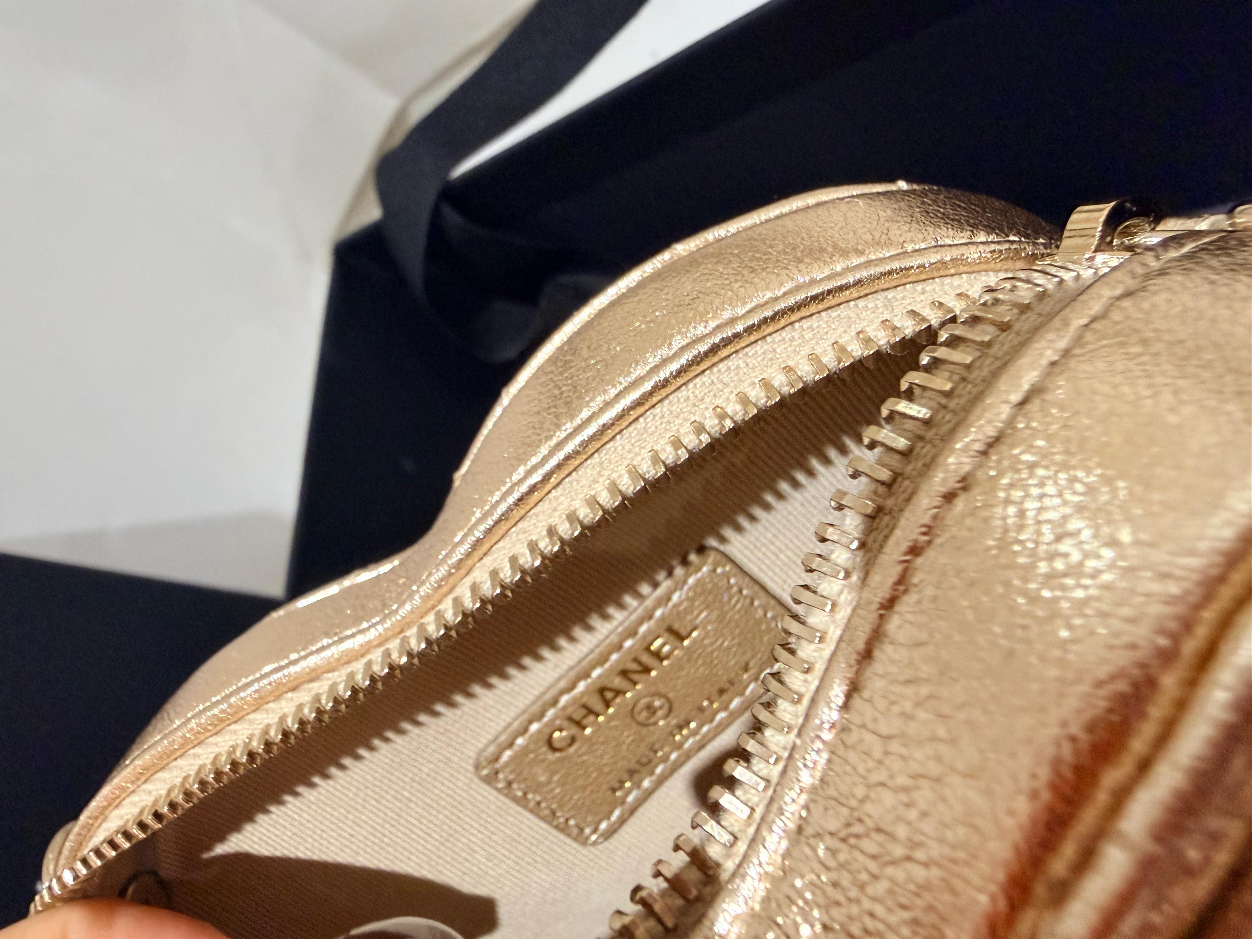 Chanel CC Heart piccola frizione in oro in vendita 2