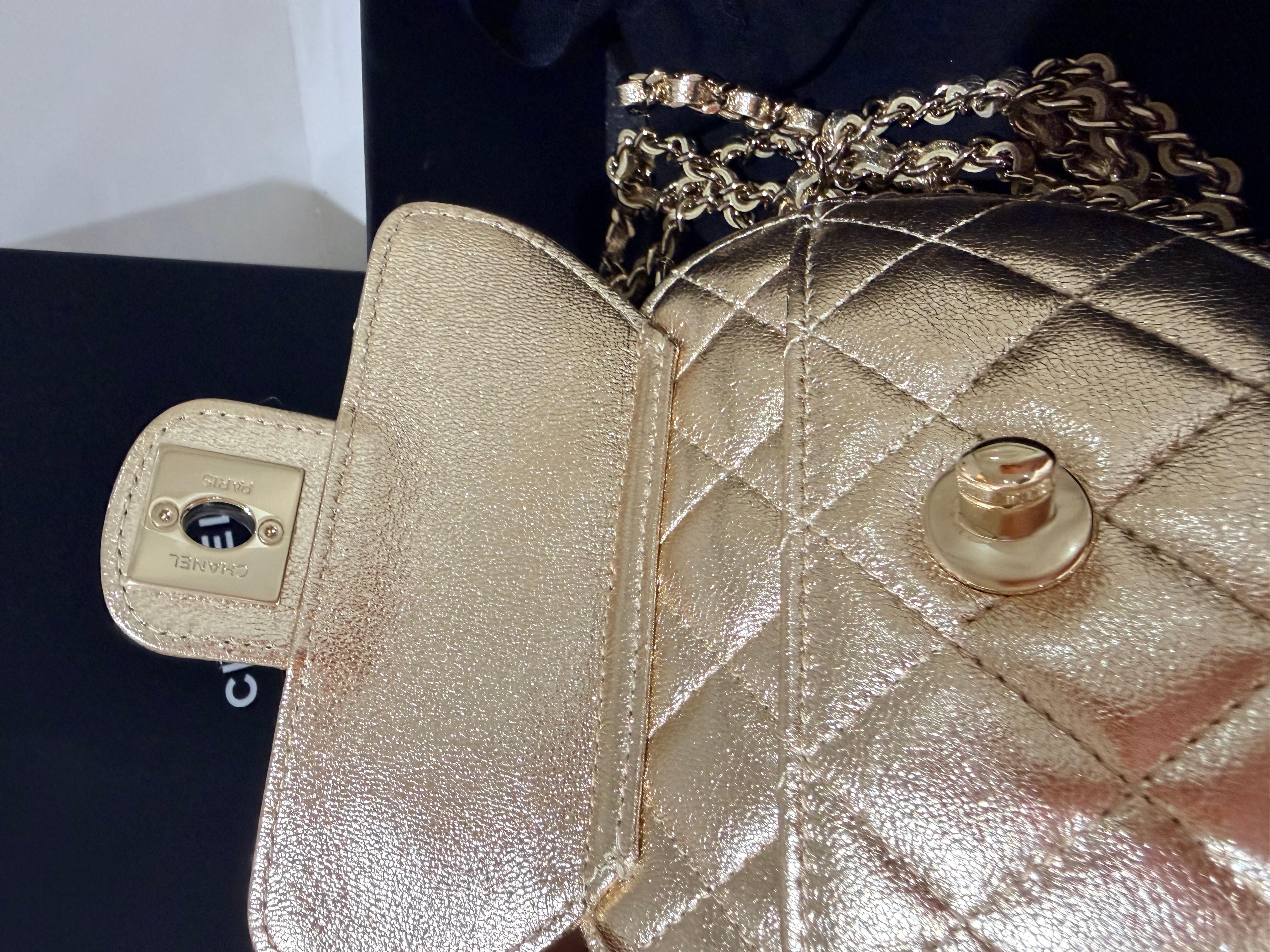 Chanel CC Heart piccola frizione in oro in vendita 3