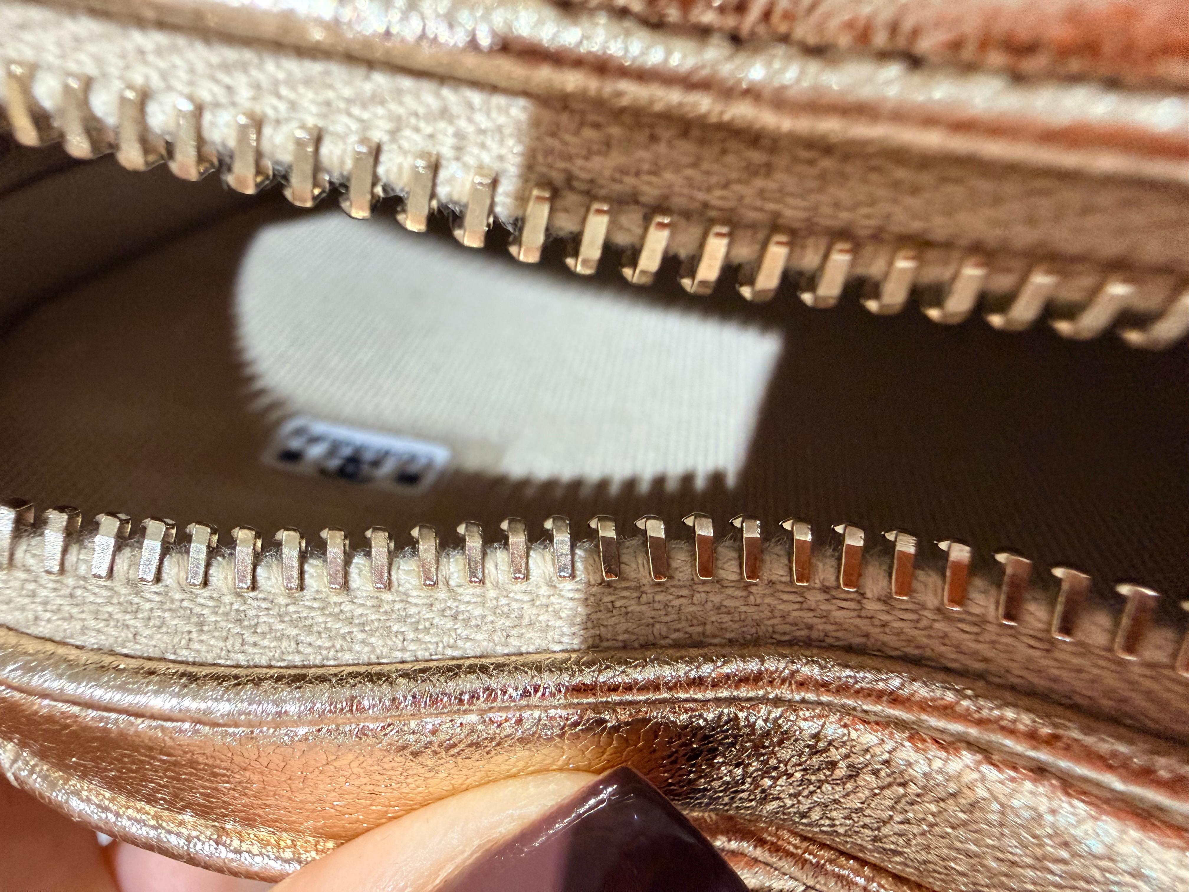 Chanel CC Heart piccola frizione in oro in vendita 4