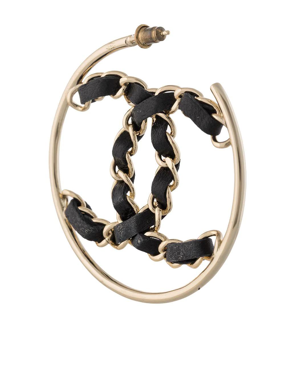 Add some style to your look with this pair of pre-owned XXL hoop earrings by Chanel, crafted in France from gold-toned brass hardware and designed for the optimum chic with a chain-style signature interlocking CC.

Colour: Black/Gold

Composition: