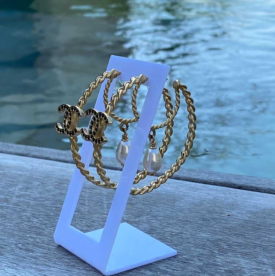 CHANEL CC Hoops Studs Earrings In Excellent Condition In Paris, FR