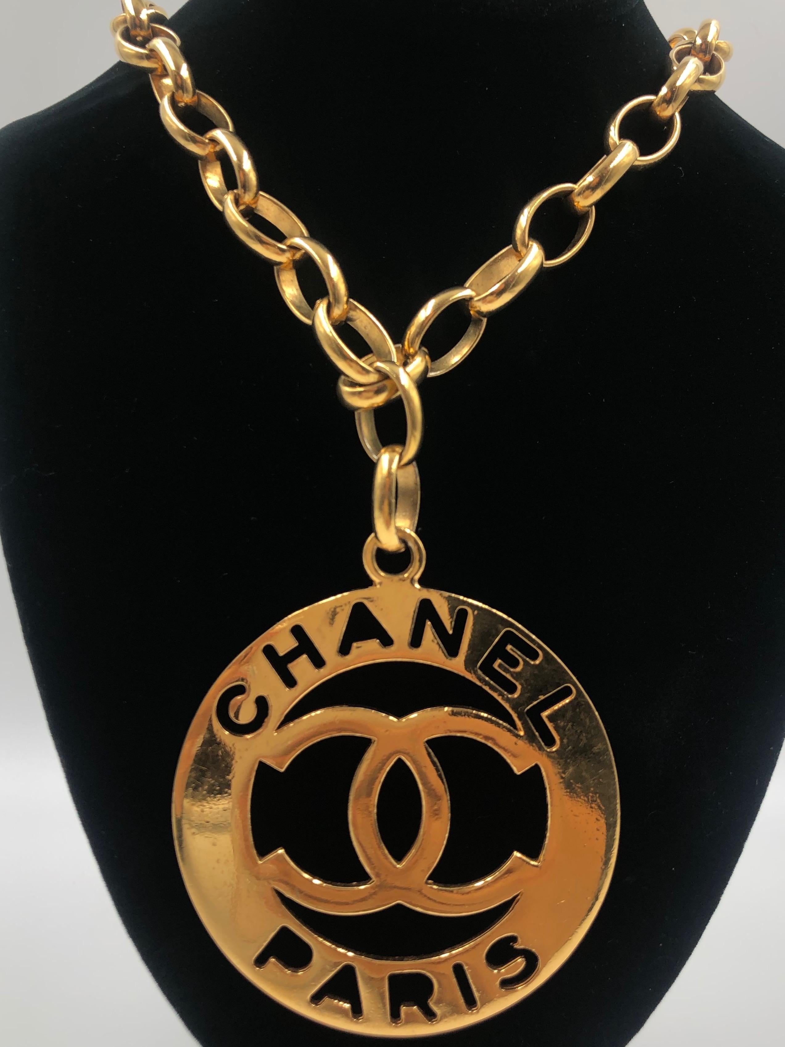 Chanel CC Medaillon Gold-Ton große Aussage Halskette 1980er Jahre. Früher in Besitz In gutem Vintage-Zustand. Chanel-Stempel befindet sich auf dem Hakenverschluss. (siehe Fotos als Referenz)
Perfekt für die Fashionista Rapper und ein tolles