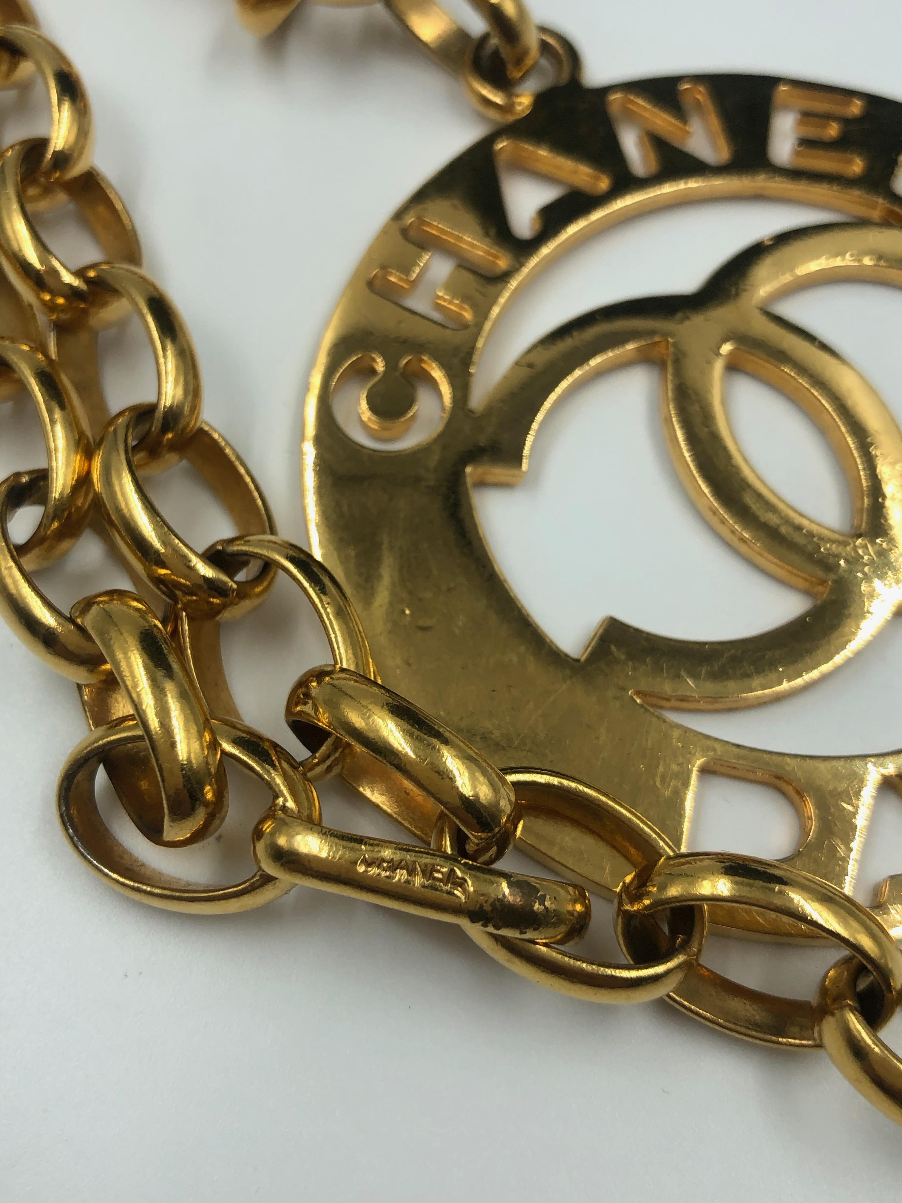 Chanel CC Medaillon-Halskette Goldfarbene Großes ikonisches Statement-Stück im Zustand „Gut“ im Angebot in Los Angeles, CA