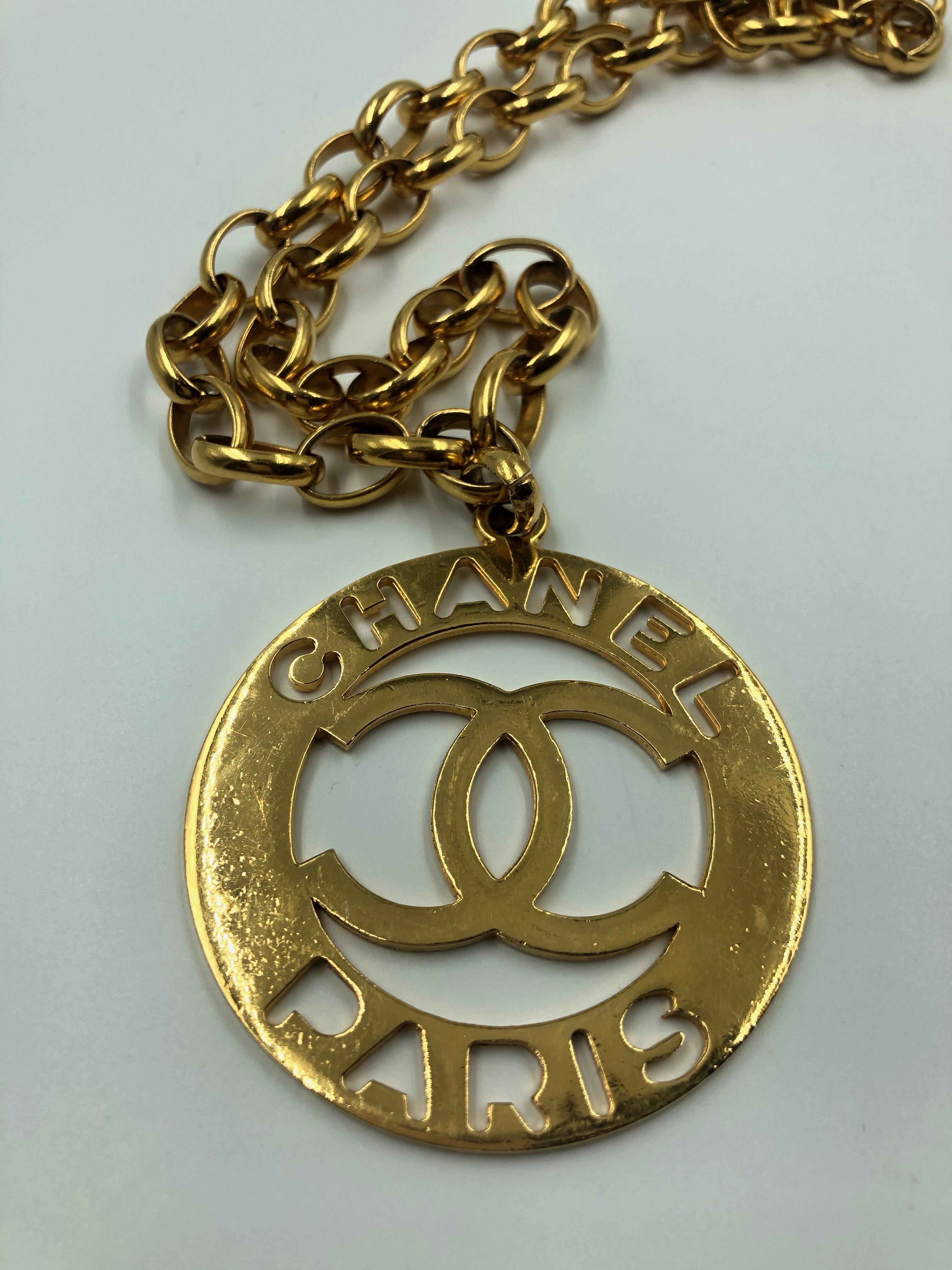 Chanel CC Medaillon-Halskette Goldfarbene Großes ikonisches Statement-Stück für Damen oder Herren im Angebot