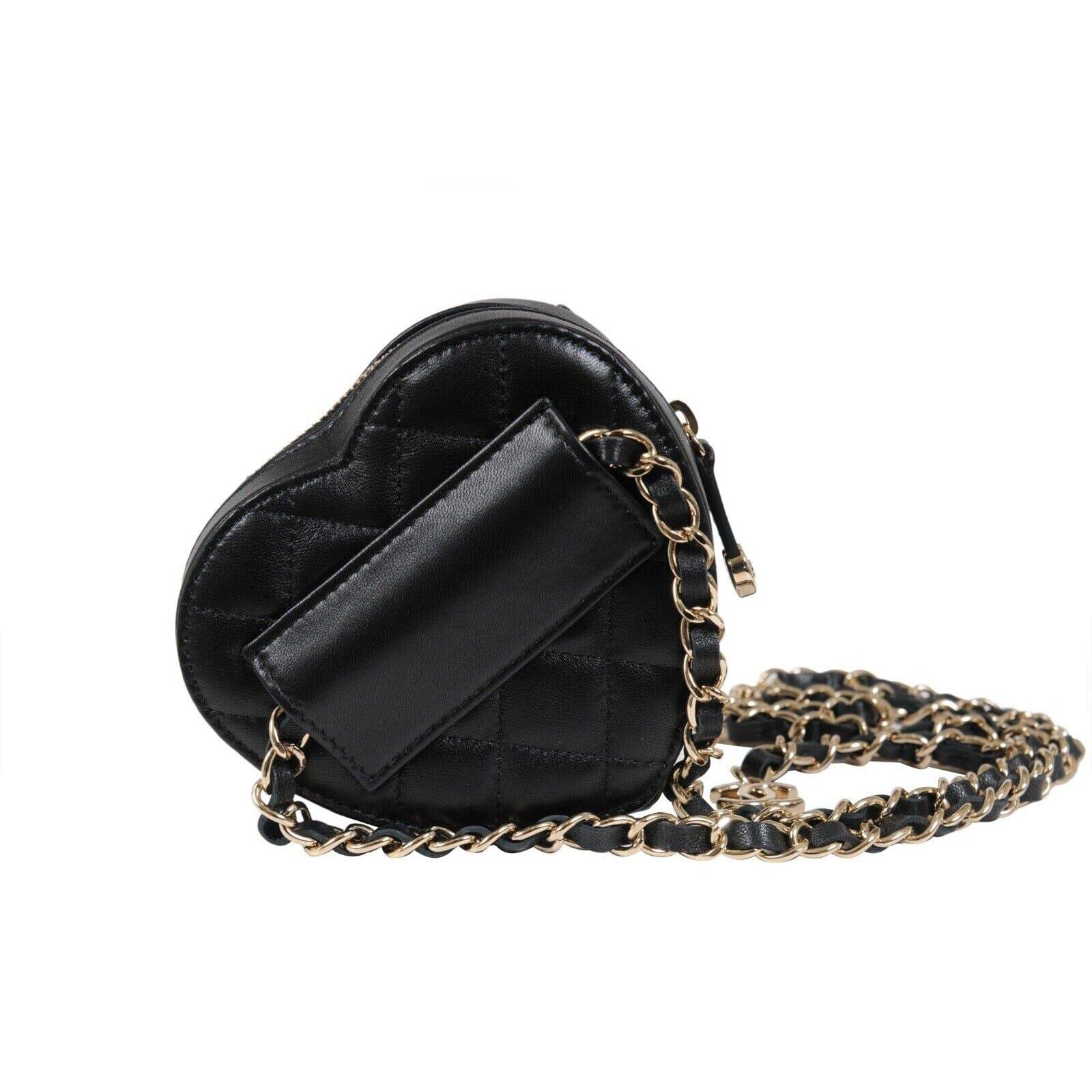 - Esterno trapuntato nero

- Cinturino in pelle nera e catena

- Viene fornito con scatola e scheda di autenticazione



Condizioni: 

La borsa è in ottime condizioni!



Misure: (approssimativamente in pollici) 

Lunghezza massima: 4.25