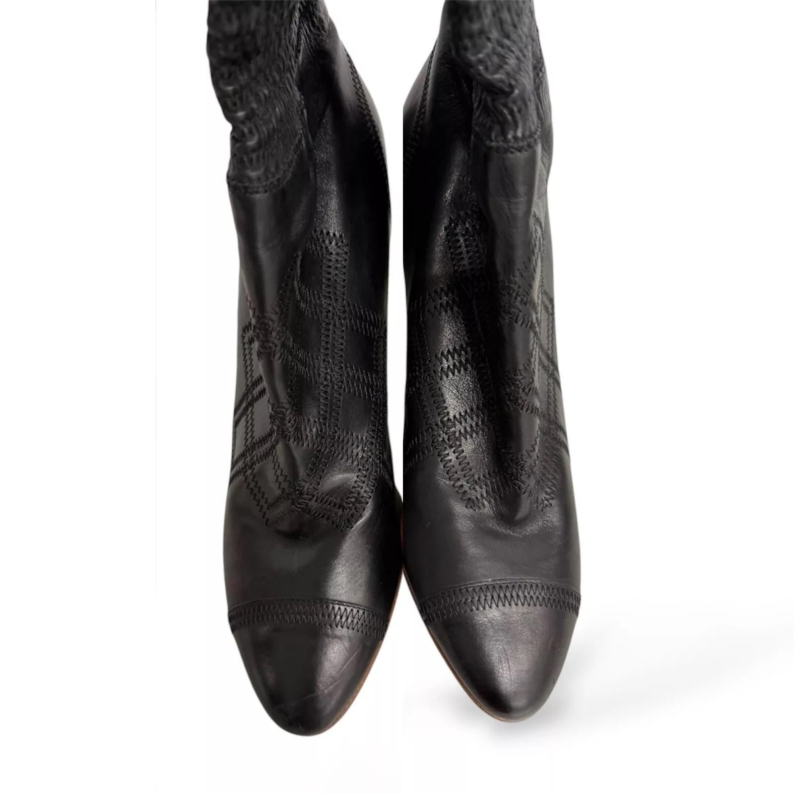 Chanel Cc Interlocking Calfskin Leather Heal Boot Women Size Eu 40-us 8 In Good Condition For Sale In Montreal, Quebec