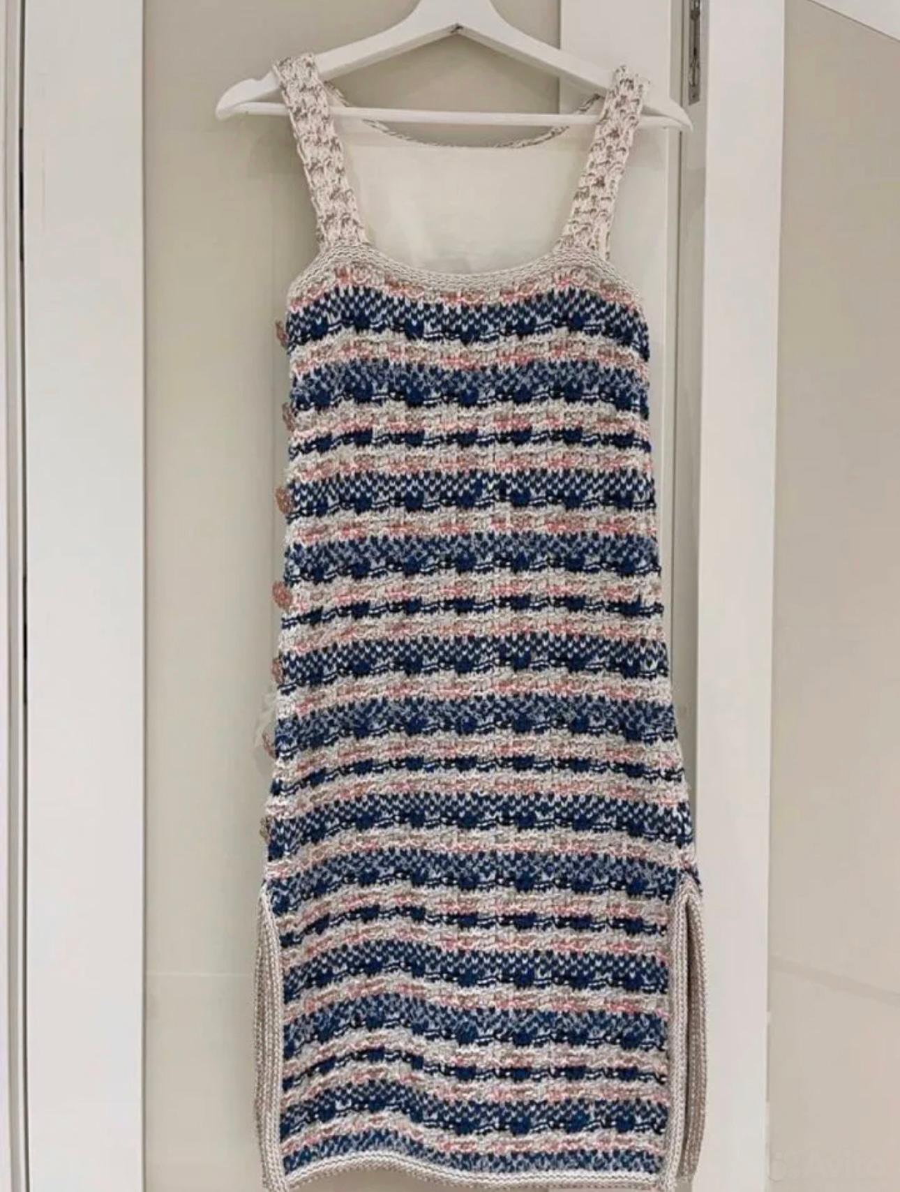 Chanel CC Fantasy Tweed-Kleid mit Juwelenknöpfen und Laufsteg-Fantasie im Angebot 1