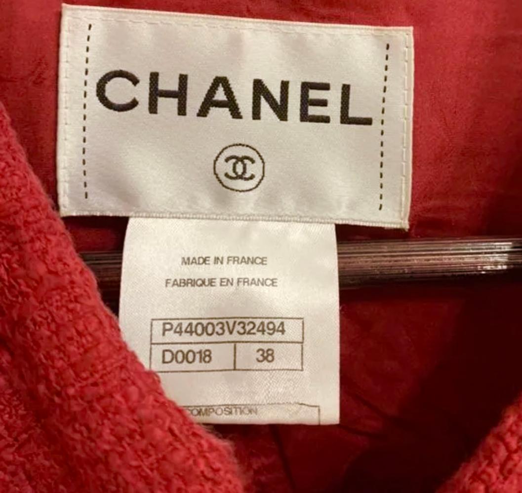 Veste en tweed Chanel CC à boutons de bijoux en vente 8