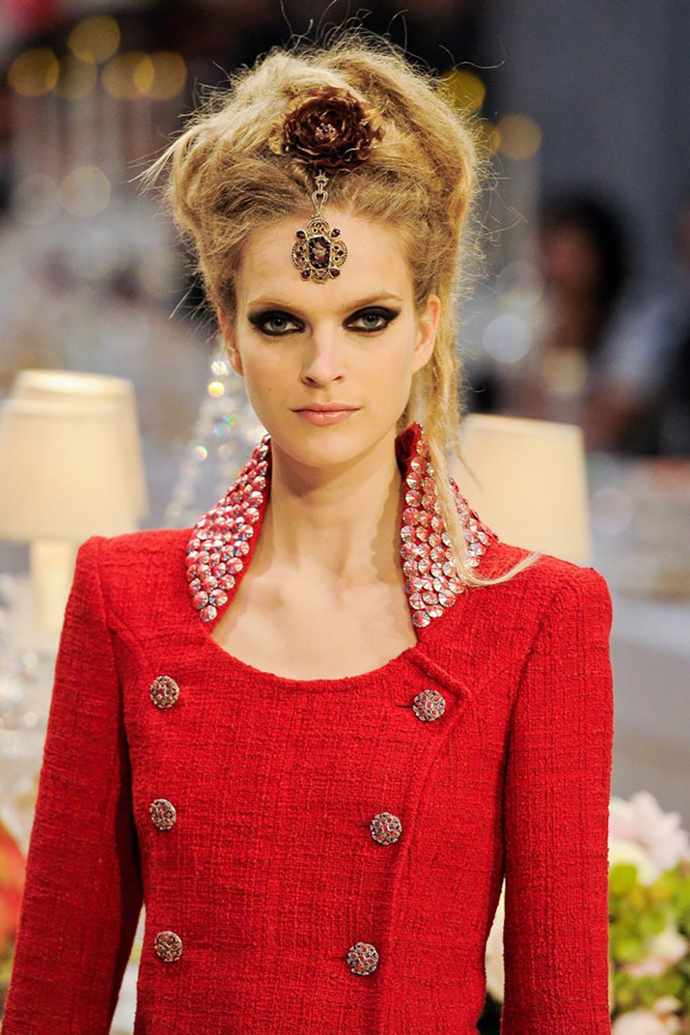 Superbe veste en tweed Chanel de couleur rouge classique de Paris / Collection BOMBAY, métiers d'Art
- chef-d'œuvre logo CC boutons Gripoix
- doublure en soie ton sur ton avec camélias
Taille 38 FR. État impeccable.