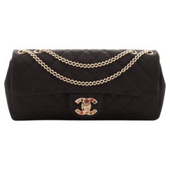 Chanel CC Schmuck-Klappentasche aus gestepptem Satin Ost-West