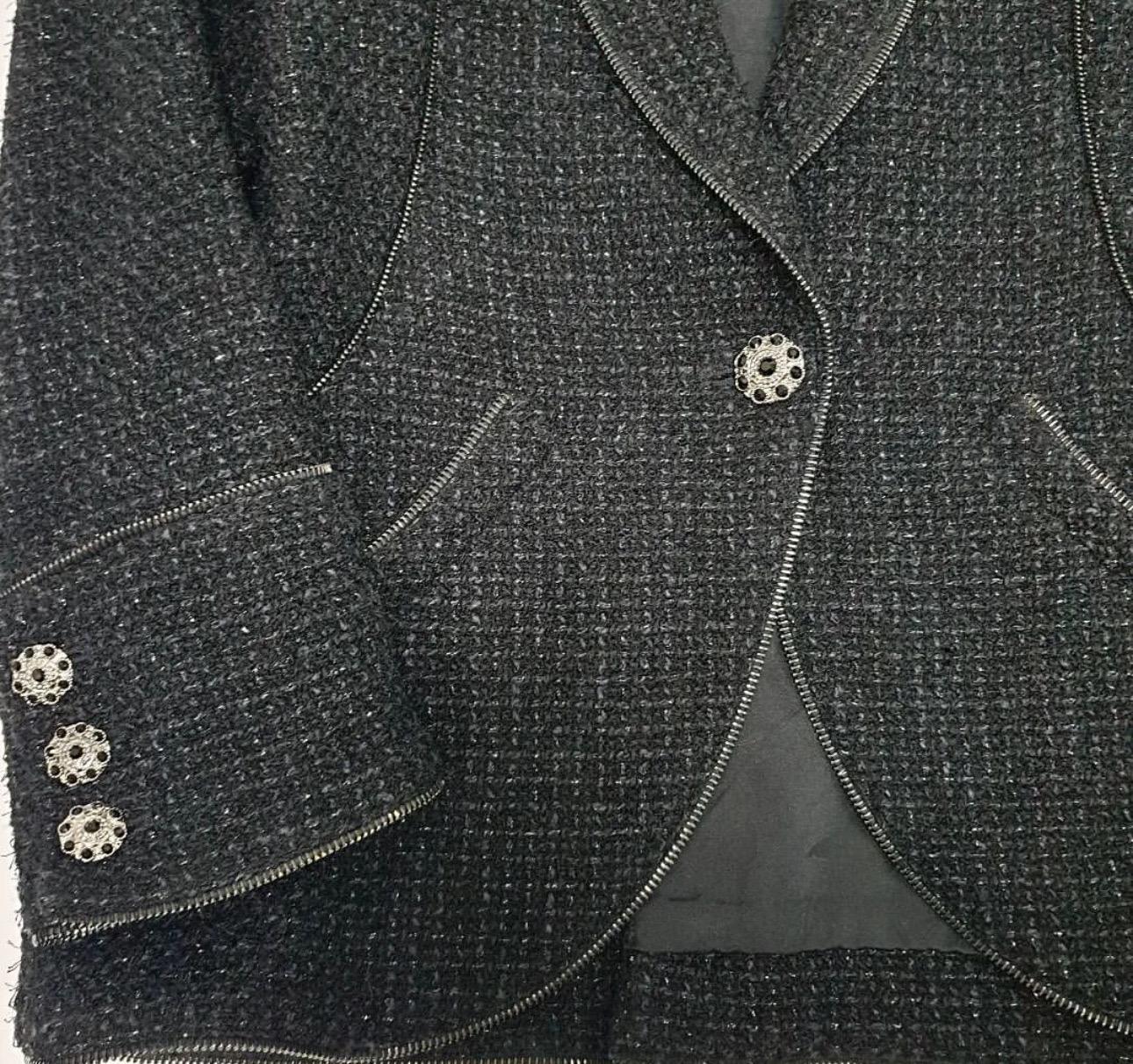 Chanel CC Jewel Gripoix Jacke aus grauem Tweed mit Knopfleisten in Grau im Zustand „Hervorragend“ im Angebot in Krakow, PL