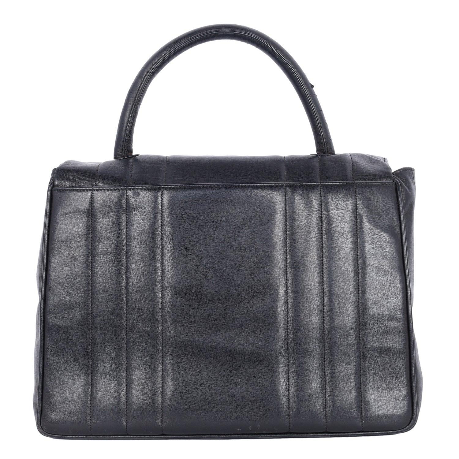 Autentica borsa Chanel CC mademoiselle Jumbo nera con patta frontale e manico superiore. Presenta pelle d'agnello nera, manico superiore, tasca posteriore (può contenere un iPad), chiusura frontale con patta, chiusura a rotazione e grande CC con