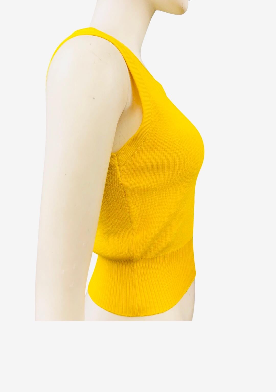 - Débardeur vintage Chanel en tricot jaune avec logo CC de la collection printemps 1996. 

- Ourlet côtelé. 

- Taille 42. 

- 53% Rayon, 47% Coton. 